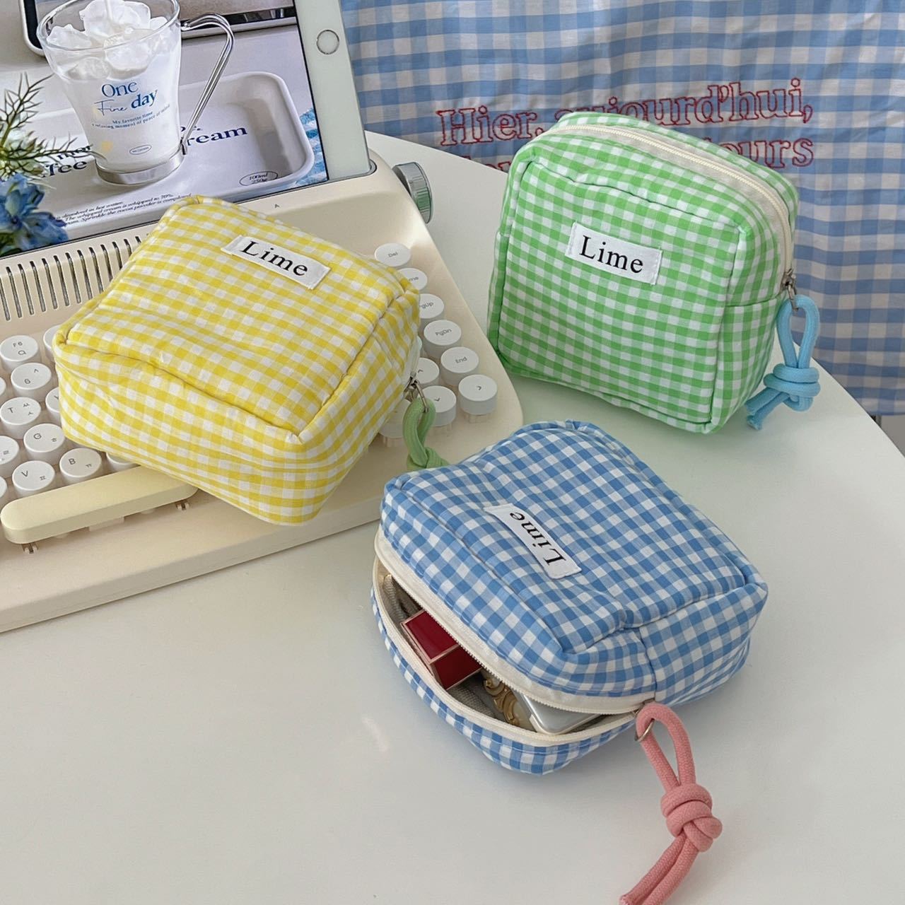 A Japanese-style cotton fabric blue checkered small square bag with an ins style and high appearance level. It is a portable, cute and multi-functional storage bag for students Specification drawing