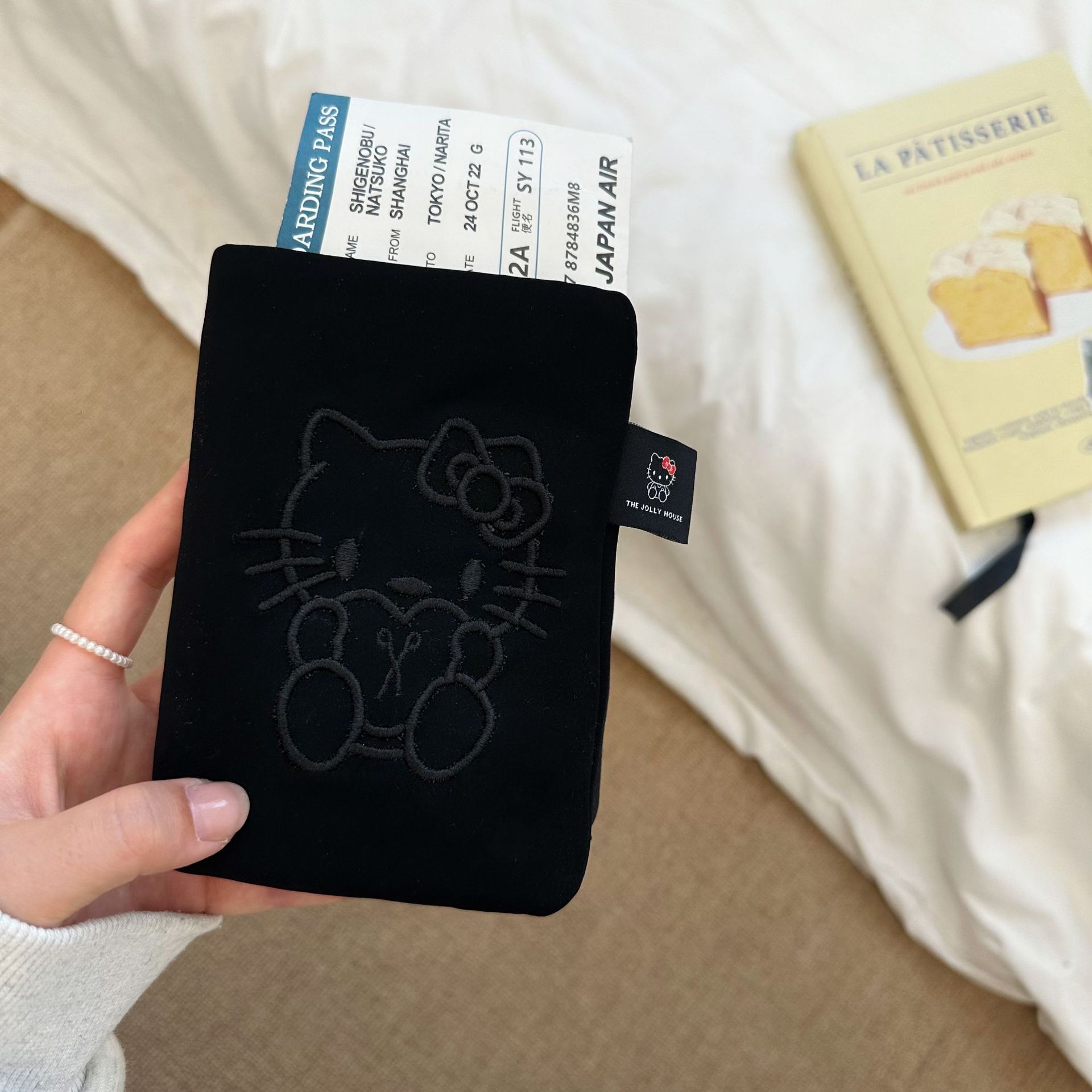 Cartoon cat passport bag, Ins-style multi-functional passport holder, air ticket holder, card bag, document bag, storage bag, wallet bag Application Scenario