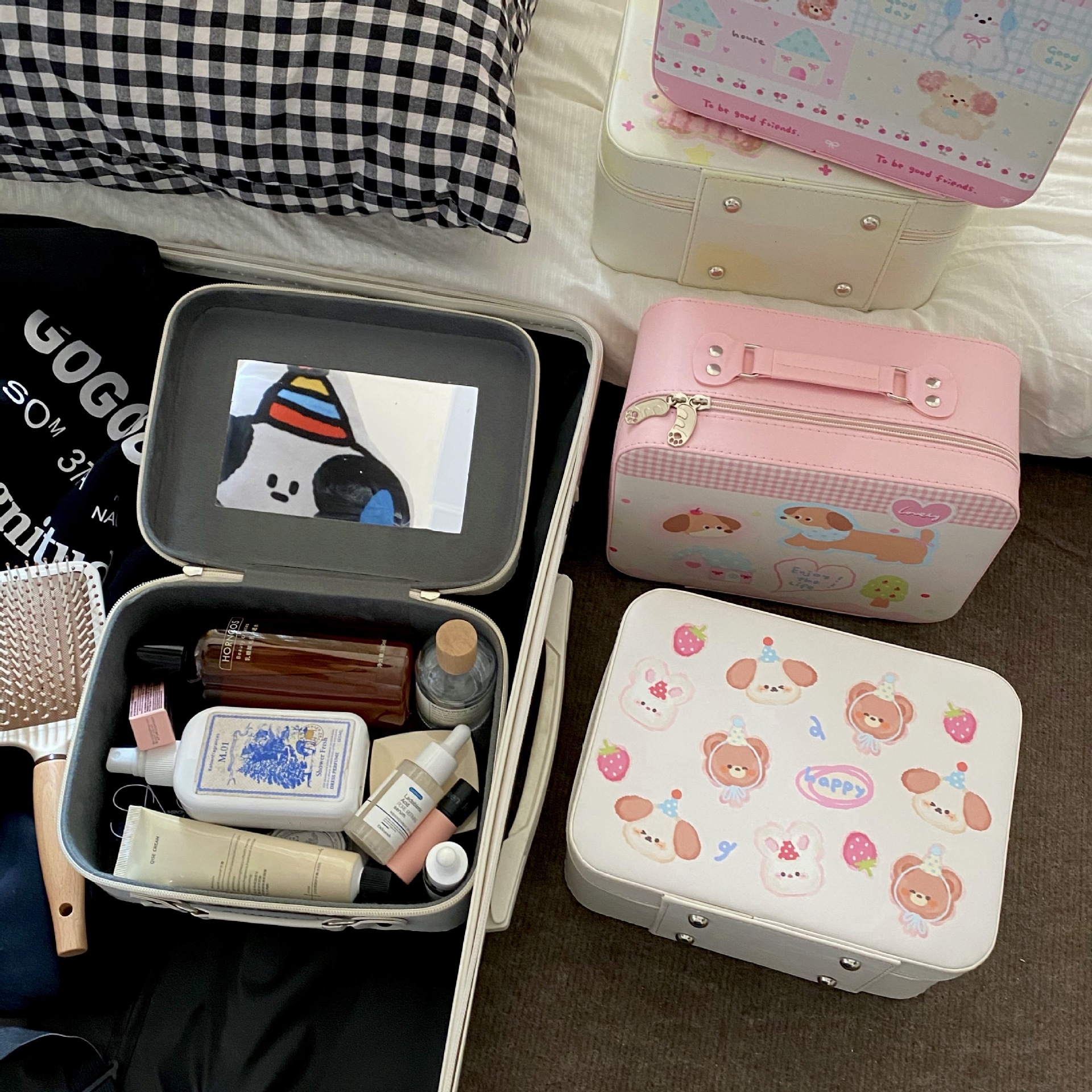 2024 New girlish makeup bag, a large-capacity portable handbag for women with a mirror and cosmetic storage bag Application Scenario