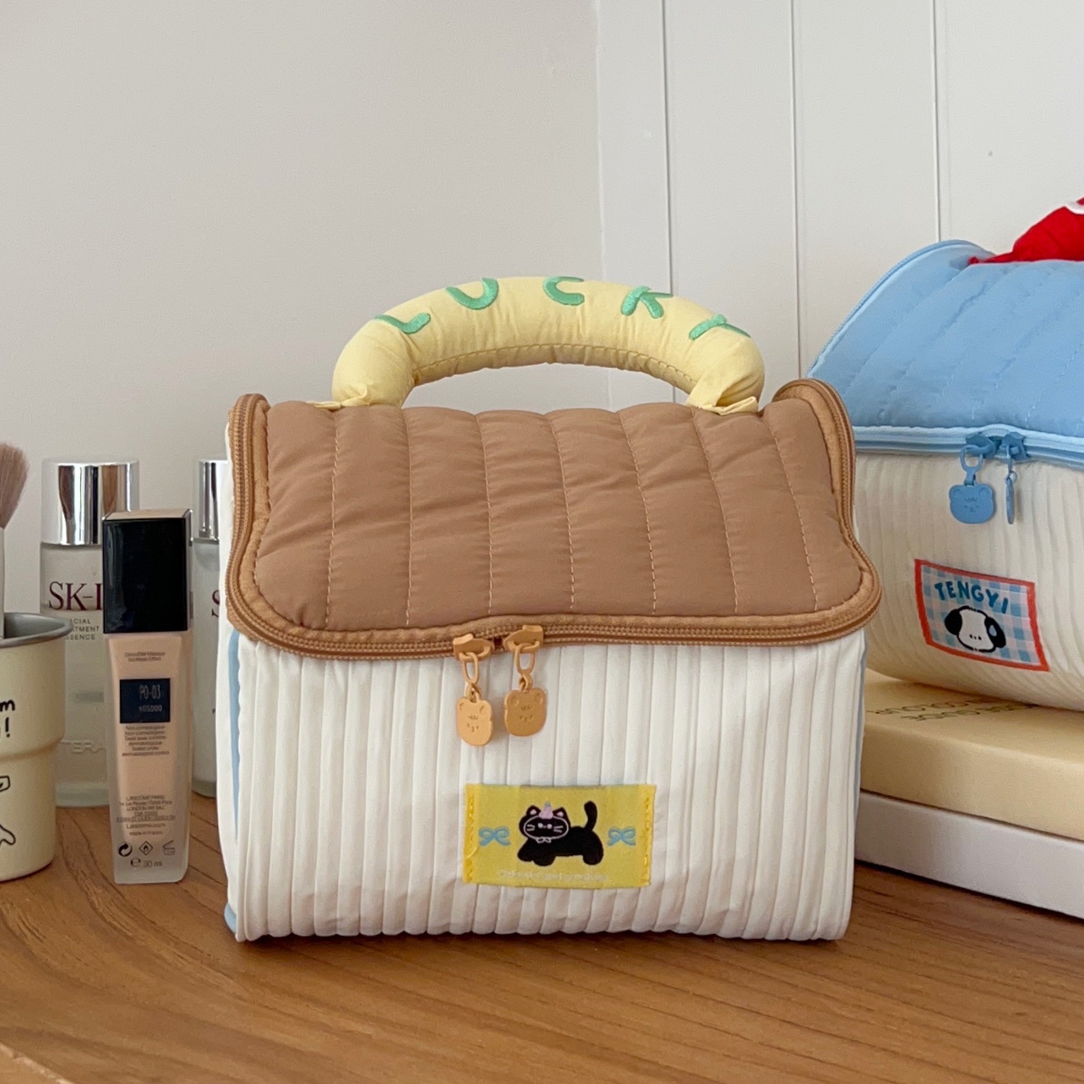 Small house-shaped cosmetic bag, women's portable large-capacity hand-held storage bag, travel and home thickened toiletry bag Specification drawing