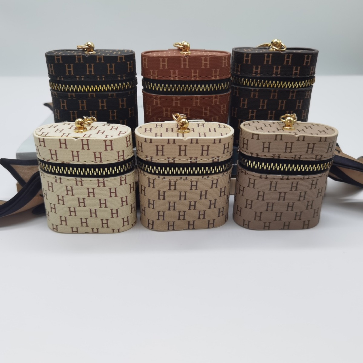 The new leather monogram coin purse keychain mini portable mouth red envelope storage wireless earphone case is cute Specification drawing