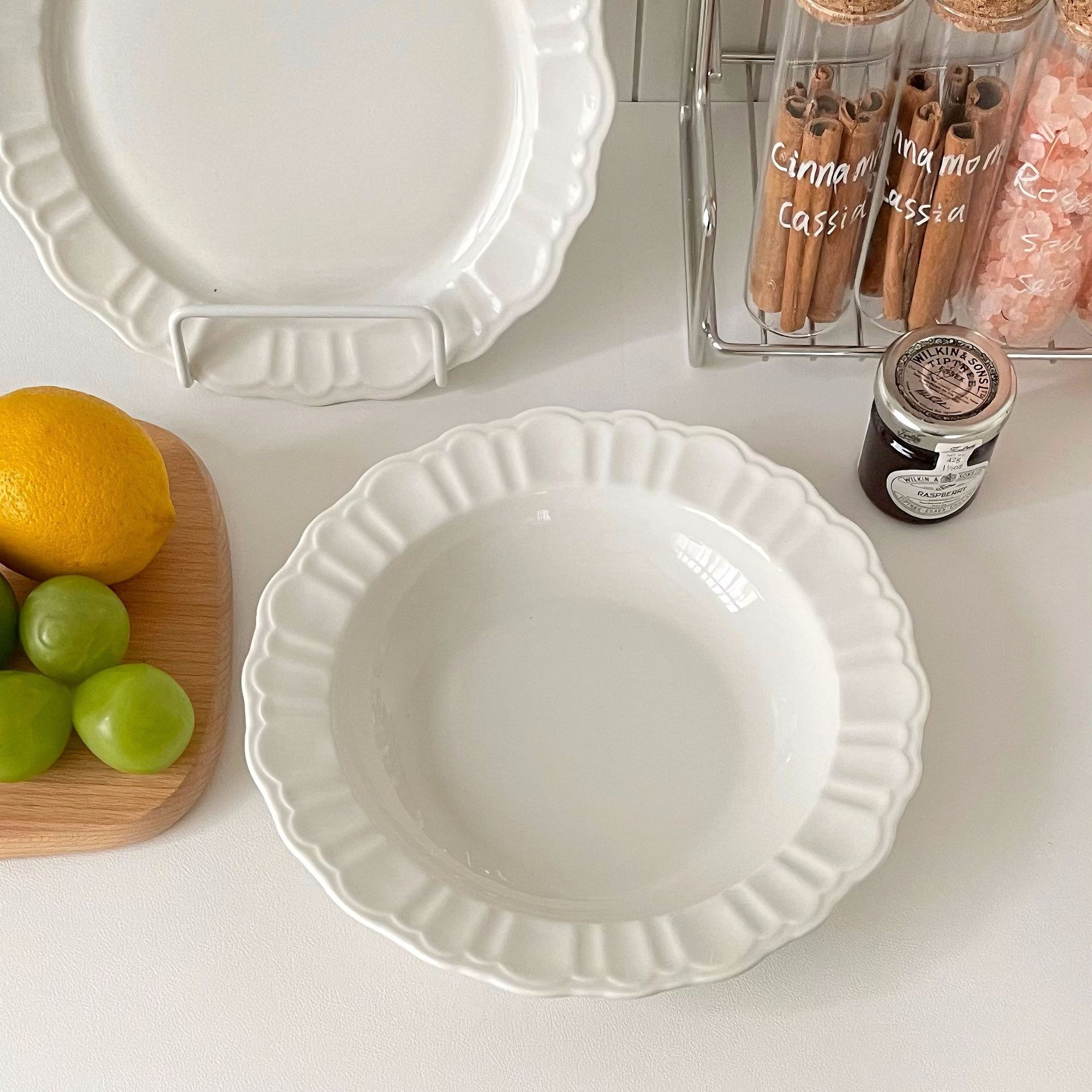 Cream-colored embossed petal ceramic plate, ins Japanese tableware, flat plate, deep plate, home dish, dessert and salad plate full figure