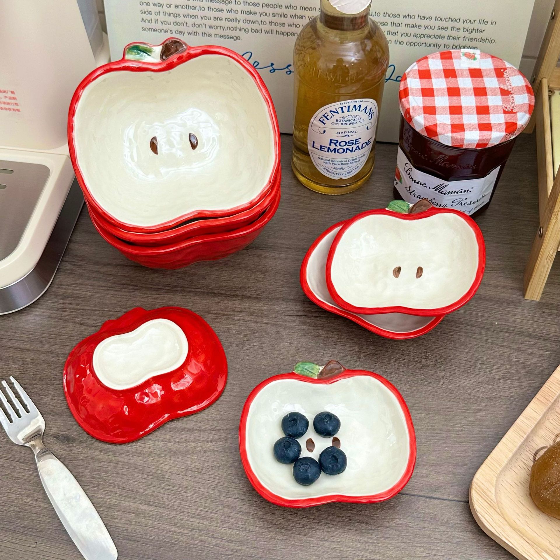 Apple ceramic bowl, high appearance level, apple-shaped hot pot dipping sauce plate, home snack plate, condiment plate Application Scenario