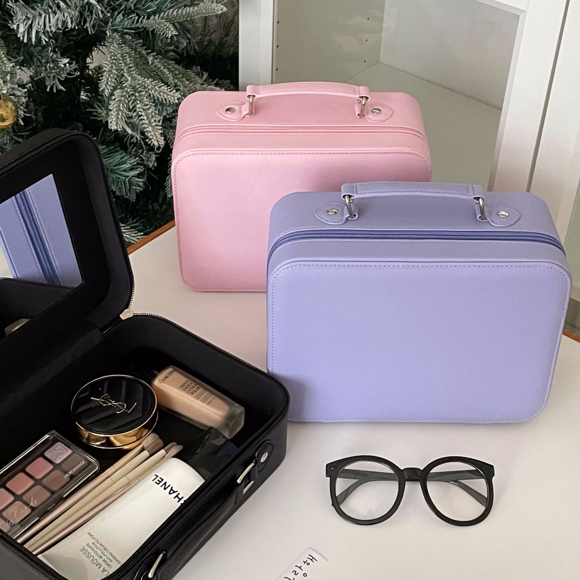 A new minimalist and mirror-equipped women's ins portable large-capacity makeup case and travel toiletry storage bag details Picture