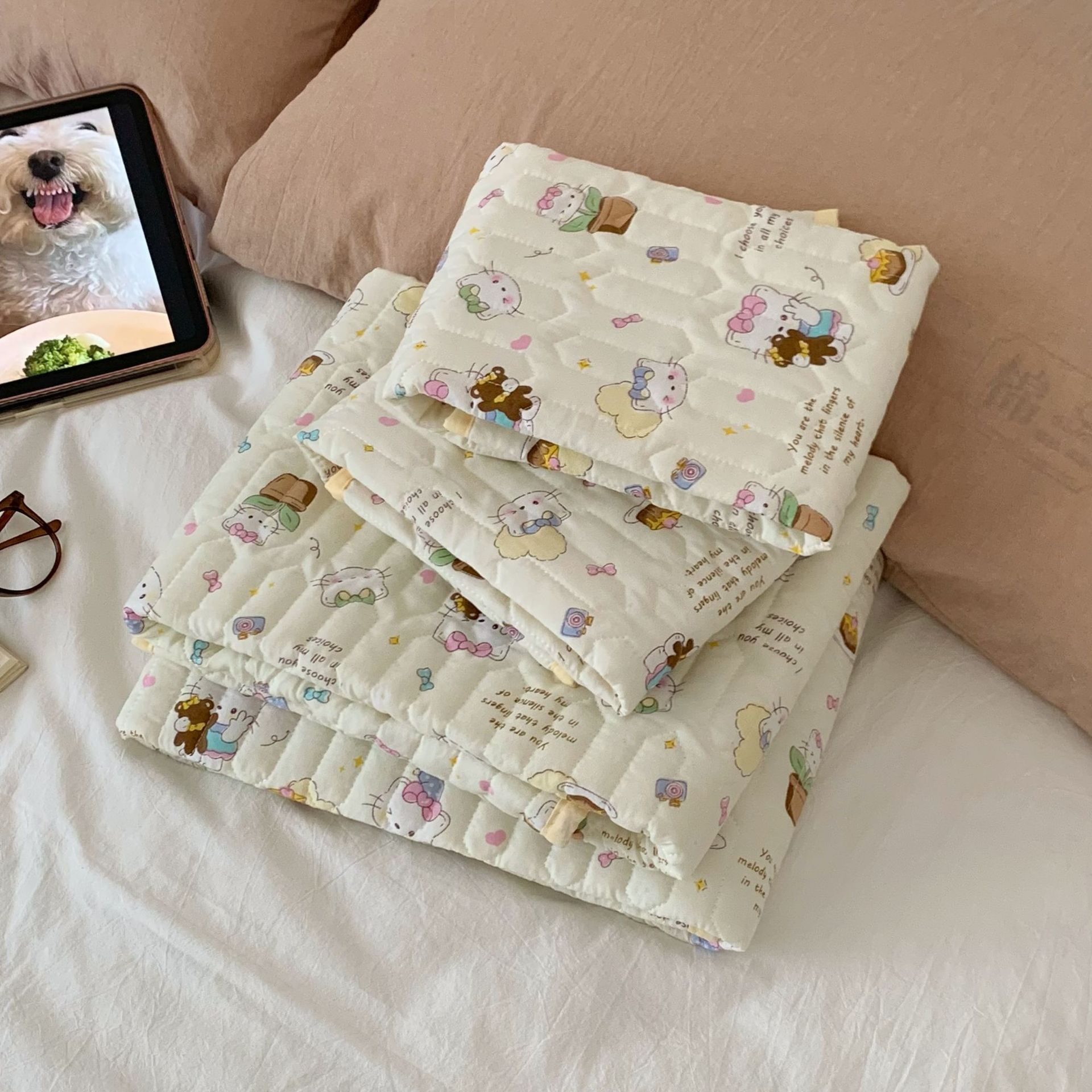 Cute cat menstrual pad, summer breathable urine isolation pad, menstrual mattress, washable and waterproof for women, menstrual pad, leak-proof Application Scenario