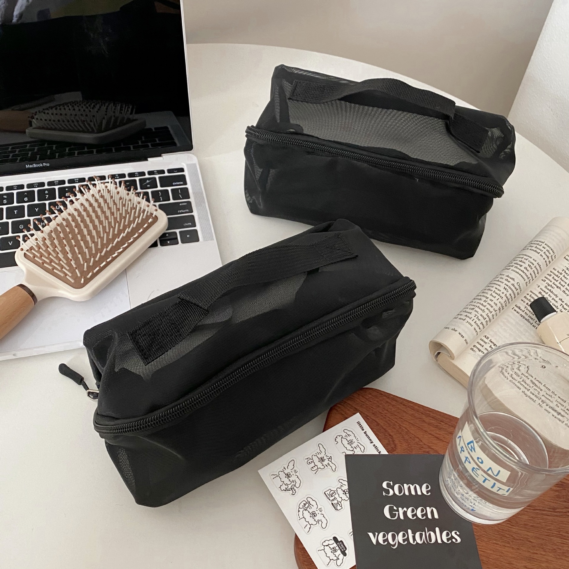 A large-capacity portable and high-end Instagram-themed 2024 new travel cosmetics and toiletries storage bag for women details Picture