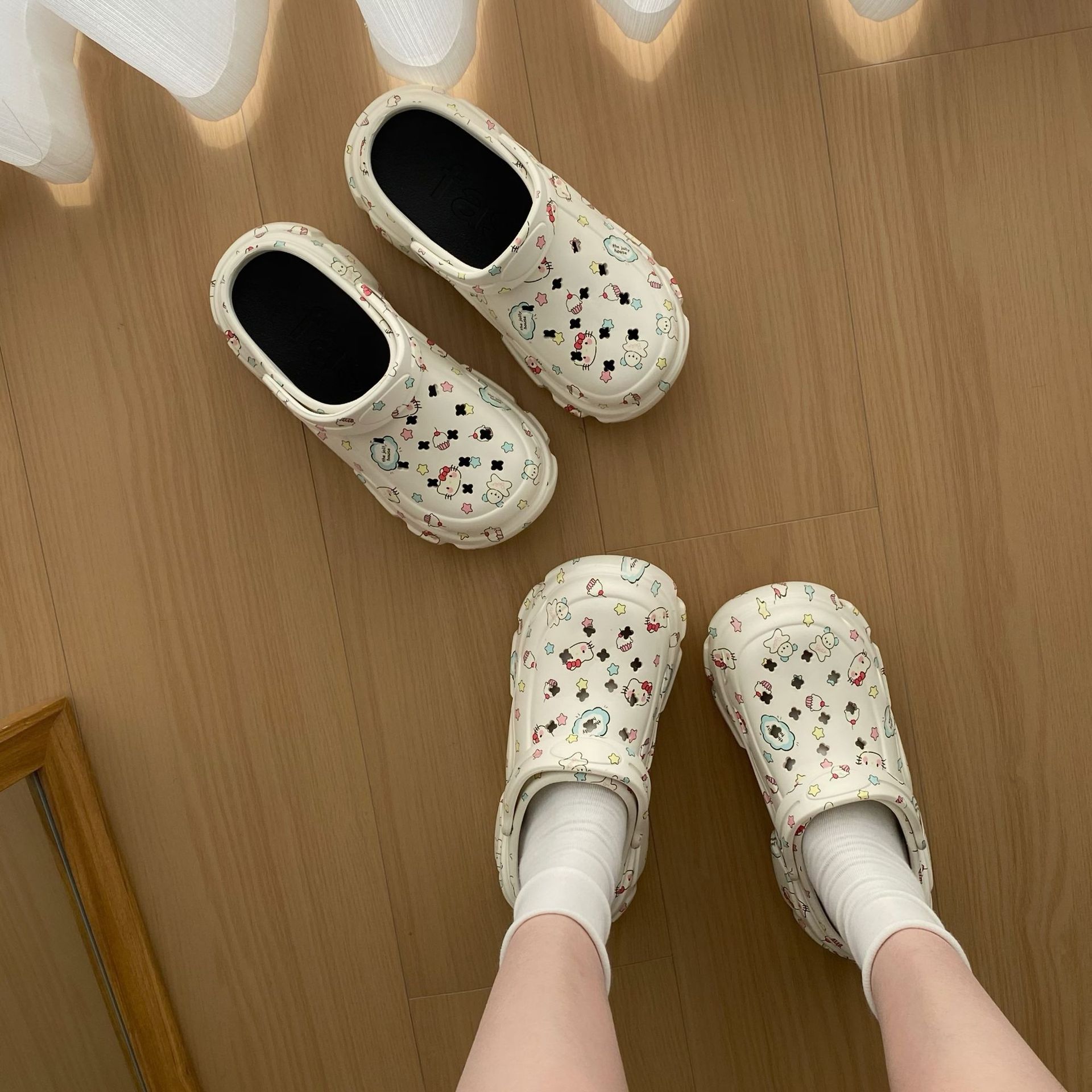 Original bear cat-printed crocs, high appearance level, summer beach slippers, thick-soled anti-odor and anti-slip flip-flops Application Scenario