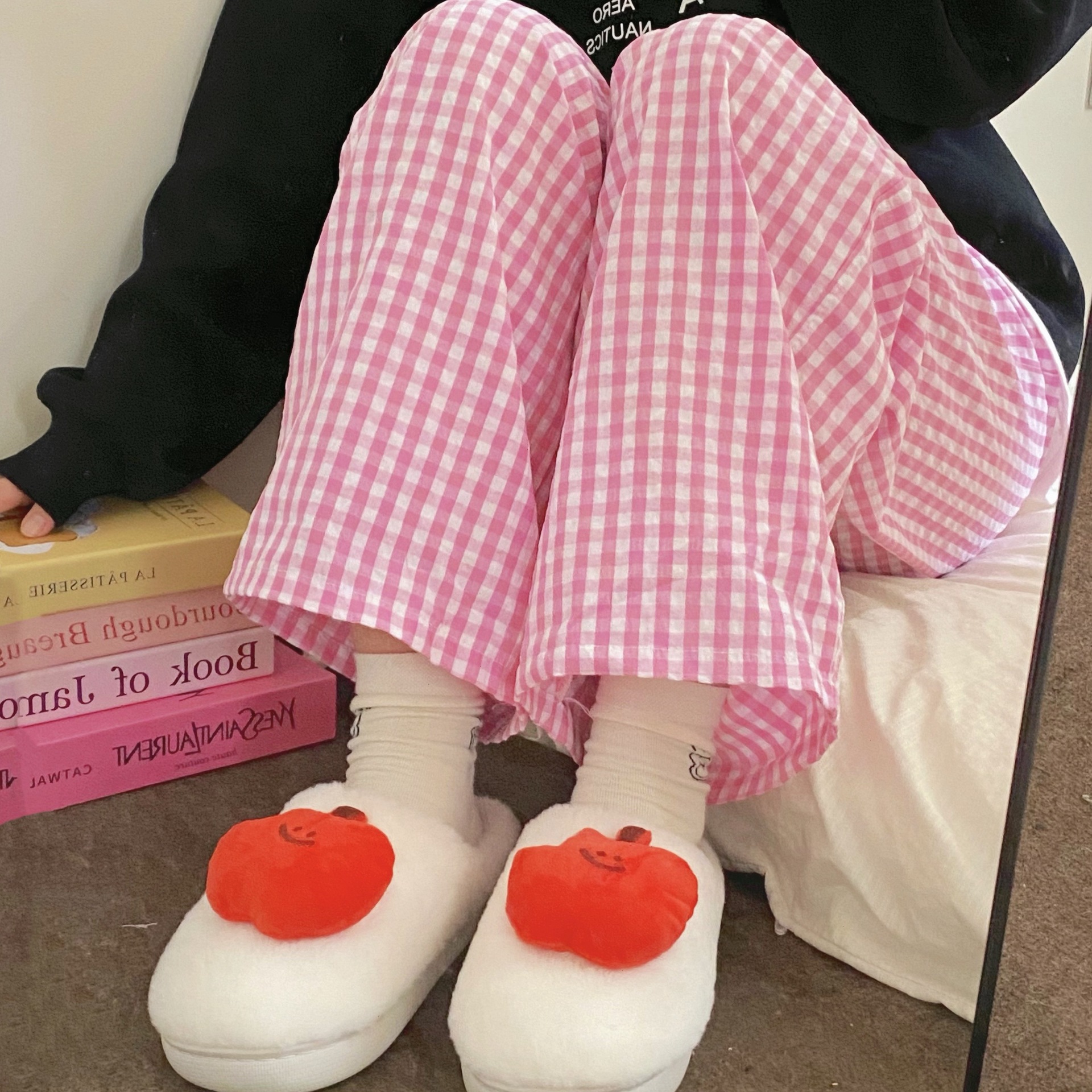 Original cartoon apple plush slippers for women, indoor use for autumn and winter, warm couple plush slippers, guest slippers Item Picture