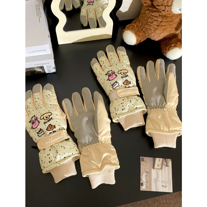 Cartoon Spotted dog ski gloves, winter fleece, outdoor cycling windproof, waterproof, cold-proof and warm, touch screen for women Application Scenario