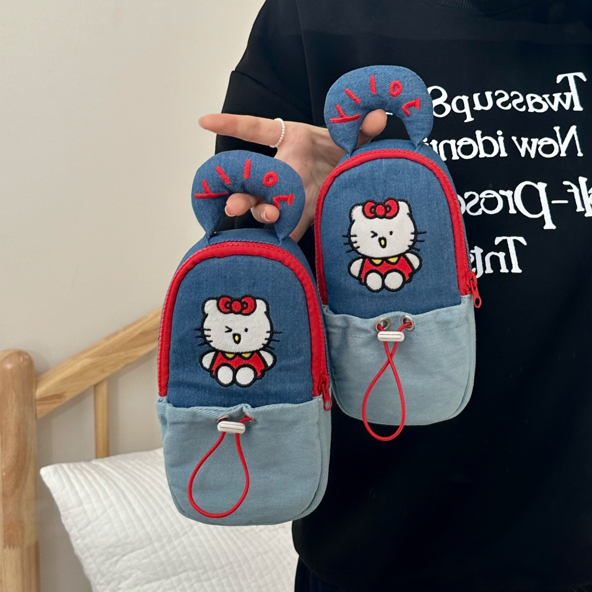 Original cartoon cat denim pen case, ins style, high school student large-capacity hand-held stationery box, standing stationery Application Scenario