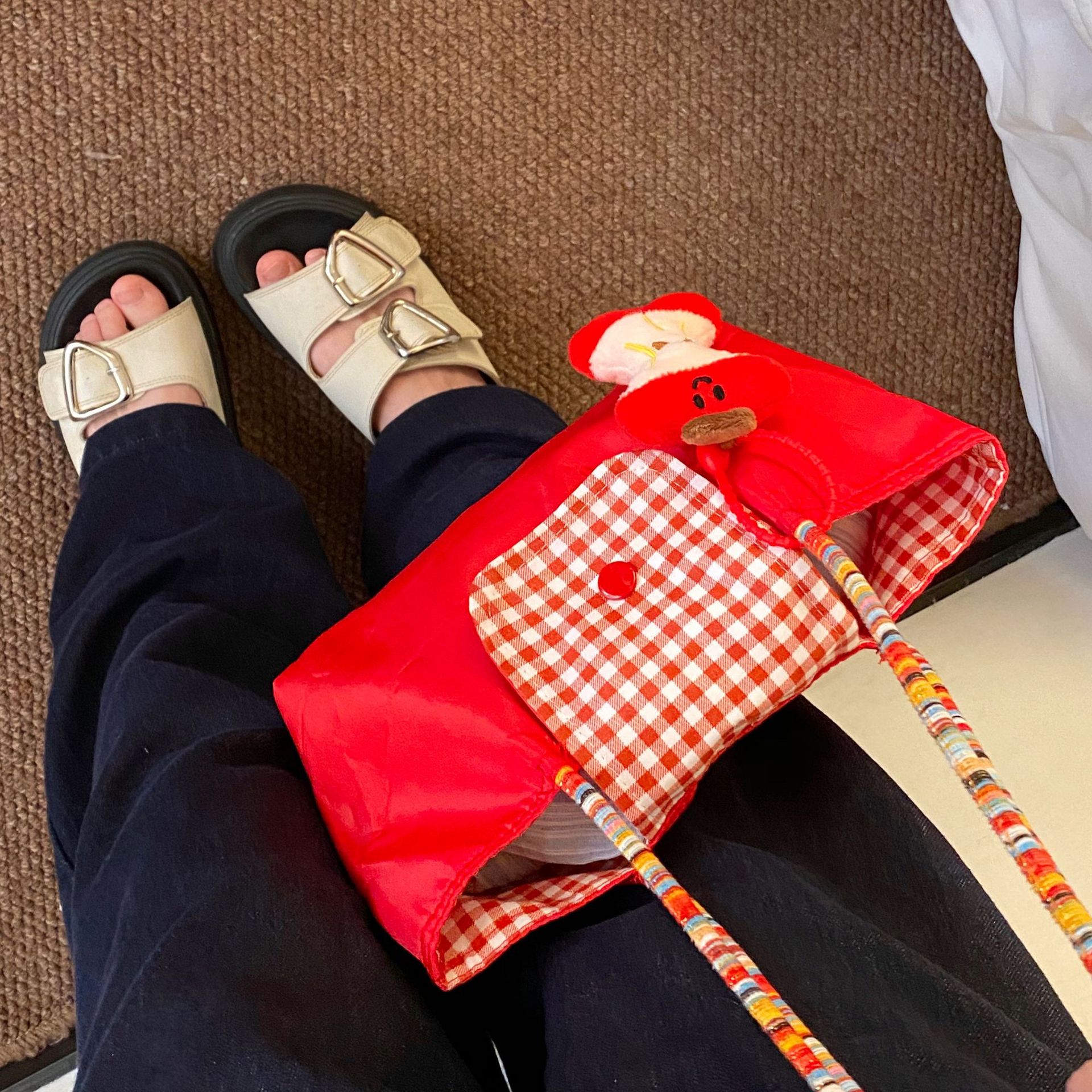 The 2025 new Red Checkered Tote bag features a large capacity and a laid-back Korean style. It is a simple handbag for commuting to work and going out details Picture