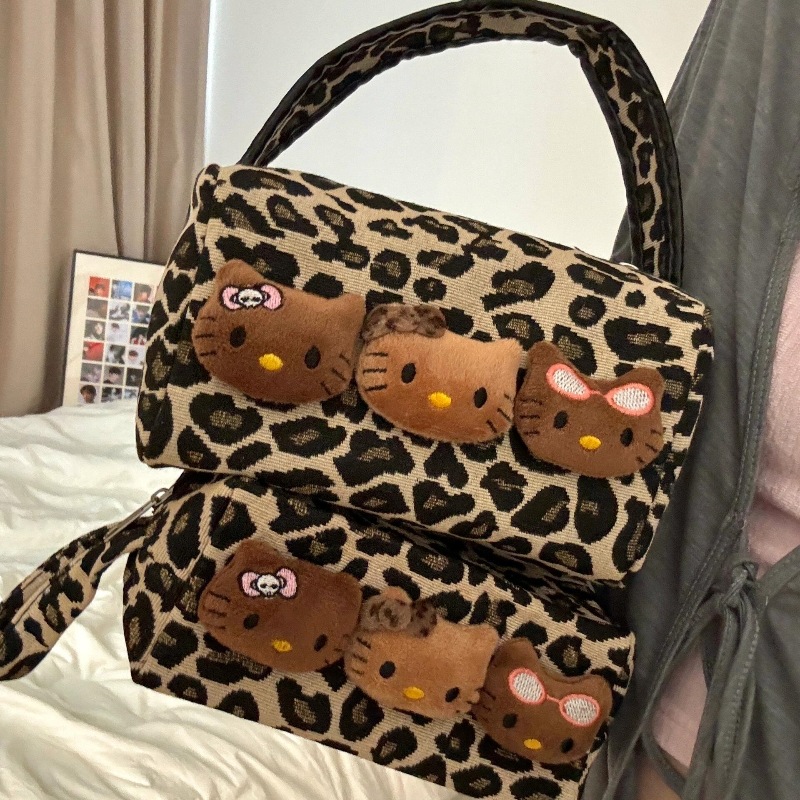 Leopard print black leather cat makeup bag, large-capacity portable commuting and travel handbag for women, skin care and cosmetics storage bag details Picture