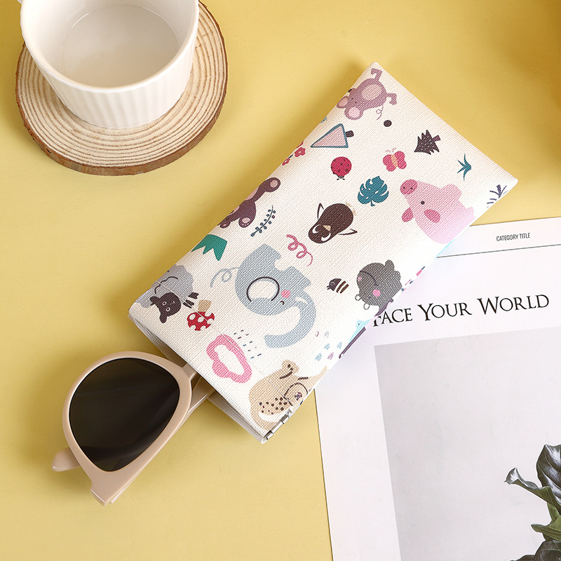 Cartoon printed storage bag, glasses storage bag, student automatic closing spring piece, cute dog stationery bag, wallet card case Specification drawing
