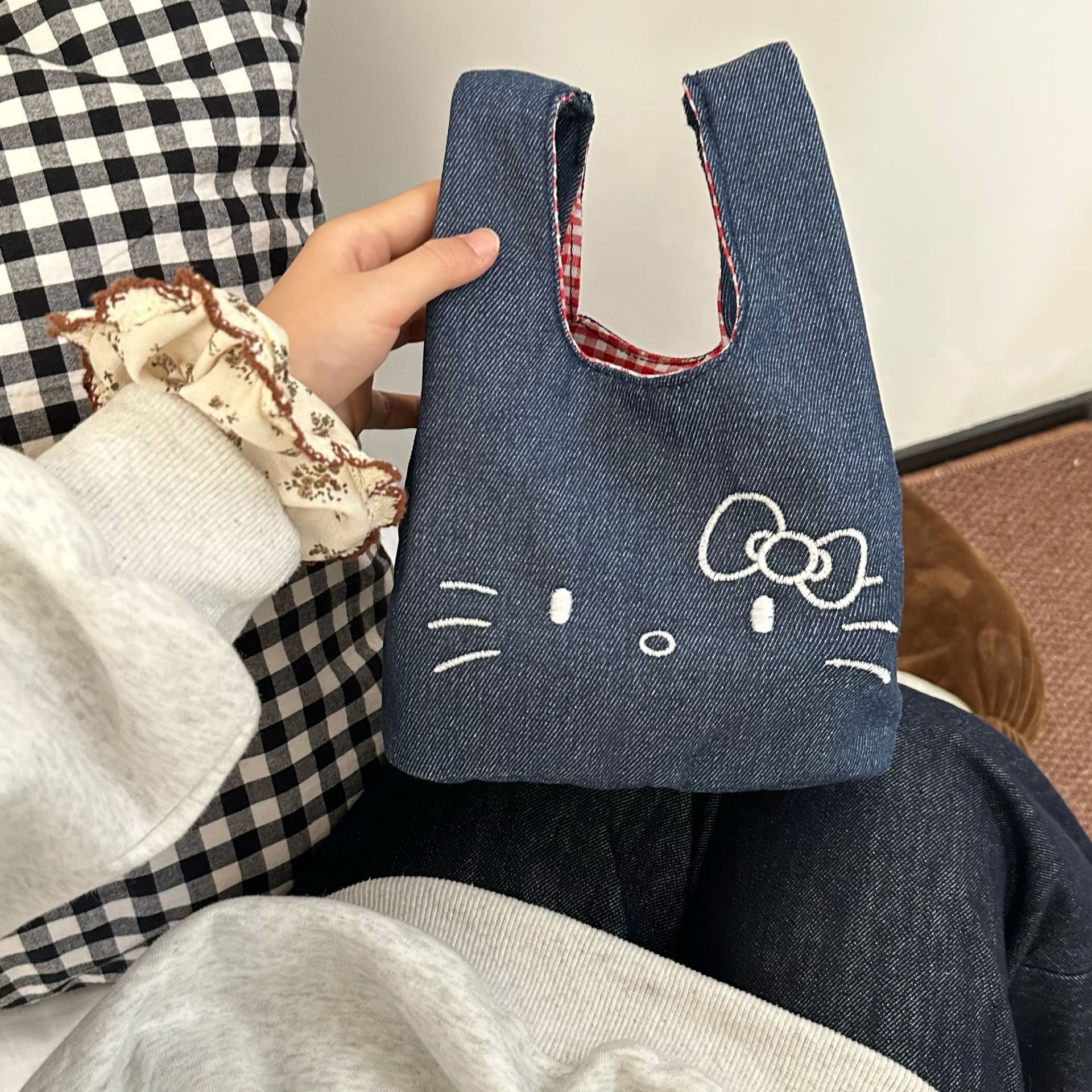 New cat-shaped denim wrist bag, cute embroidered handbag, portable large-capacity hand-held cosmetic storage bag full figure