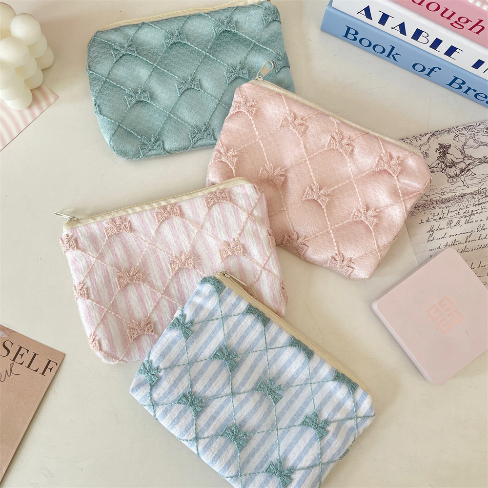 54242 Lace small floral Coin Purse, a niche portable storage bag for coins, keys, sundries and makeup full figure