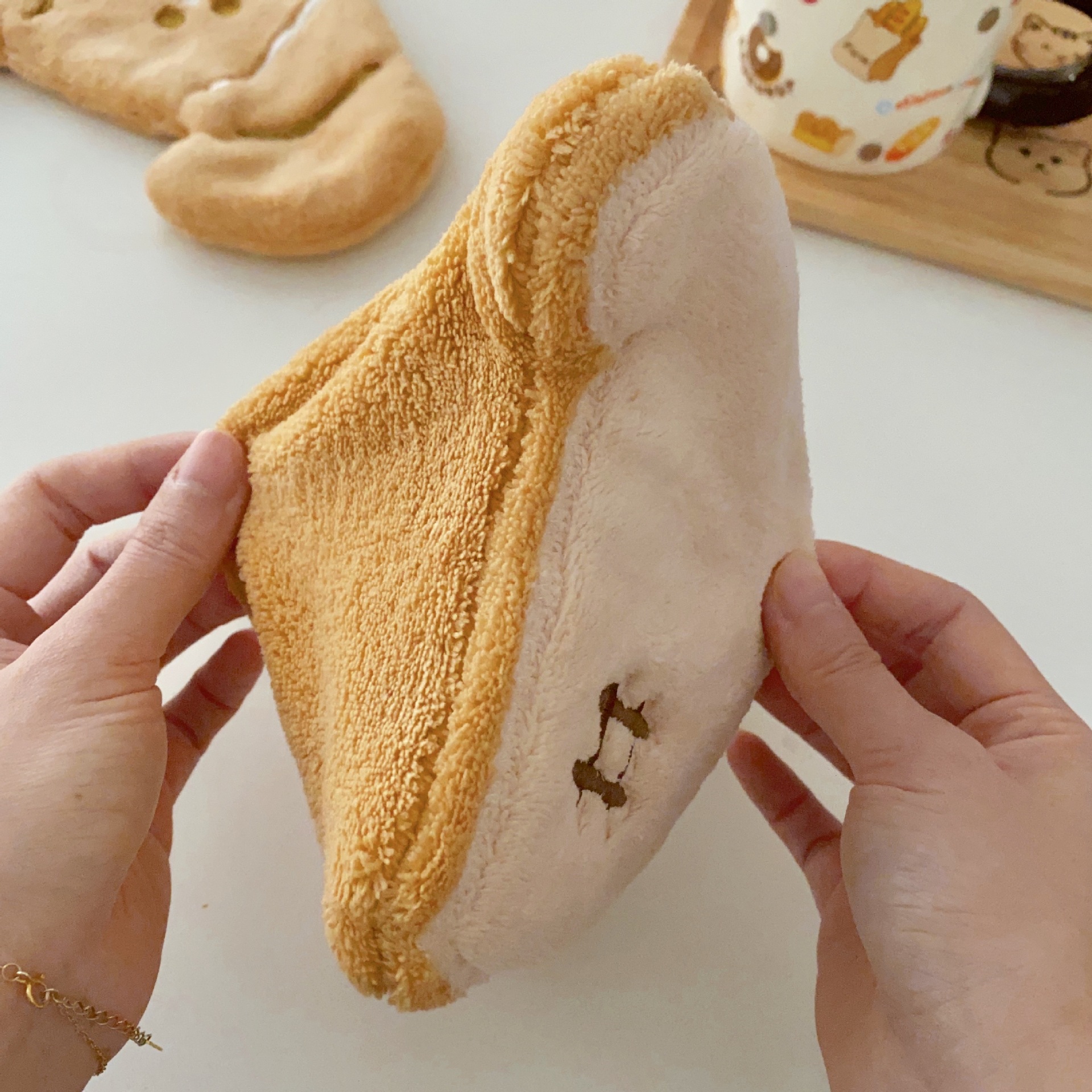 Cute bread coral fleece hand towel, hanging kitchen hand towel, strong water absorption, children's face towel Application Scenario