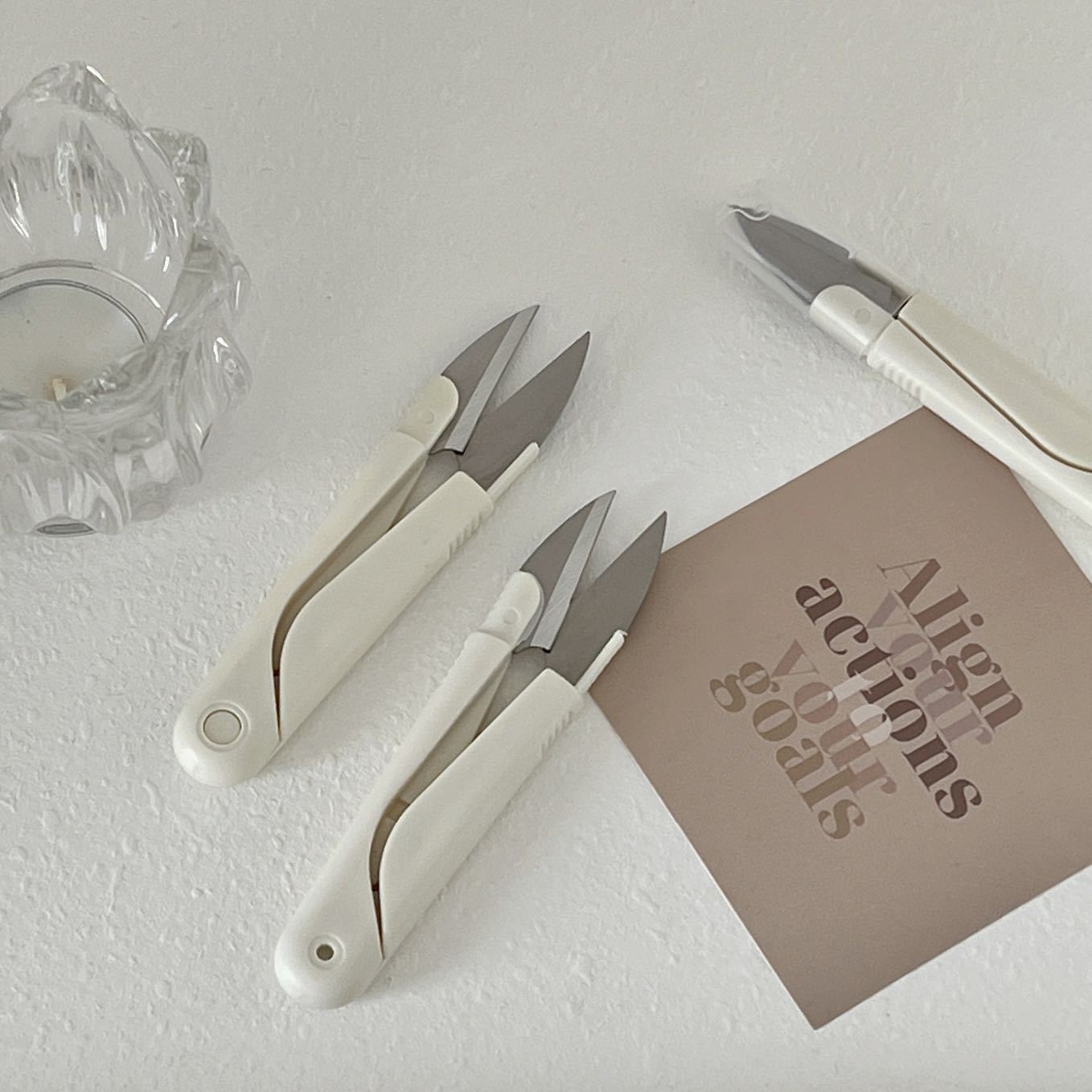 ins simple sewing, cross-stitch, stainless steel U-shaped scissors, spring pointed tip with cover, mini scissors Item Picture