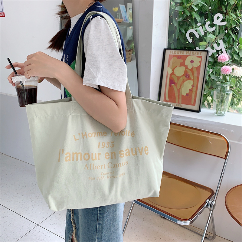36241 Large-capacity commuting single-shoulder bag, canvas bag, new printed women's college student tote bag Application Scenario