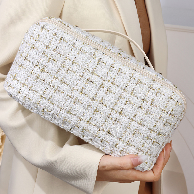 Hand-held pillow makeup bag, ins high-end style, gold grid pillow bag, travel toiletries bag, large-capacity storage women's bag details Picture