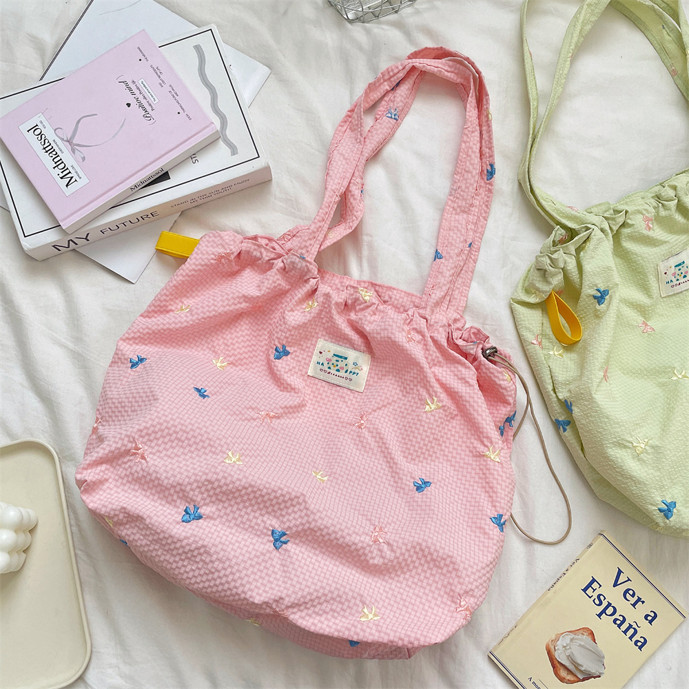 56221 2025 New Style Fresh and niche design bow single-shoulder bag Fashionable and casual underarm bag tote bag Application Scenario