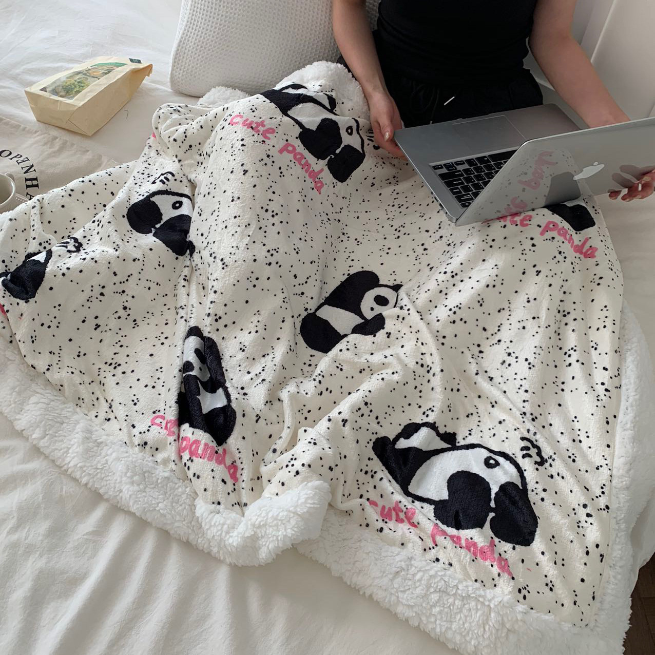 ins cute lambskin blanket, thickened and warm for autumn and winter, student home shawl blanket, nap blanket, casual blanket Application Scenario