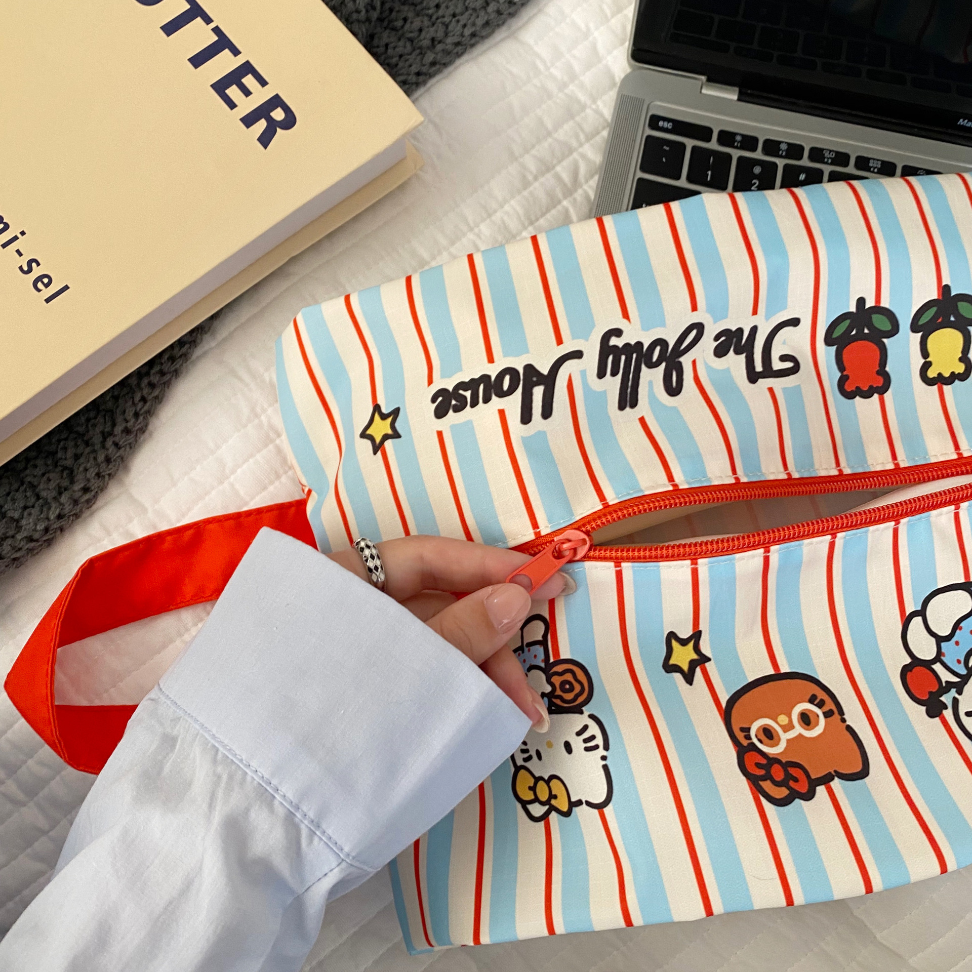 Japanese-style striped cat storage bag, essential storage bag for business trips and travels, toiletry bag, and clothing sorting and organizing bag Application Scenario
