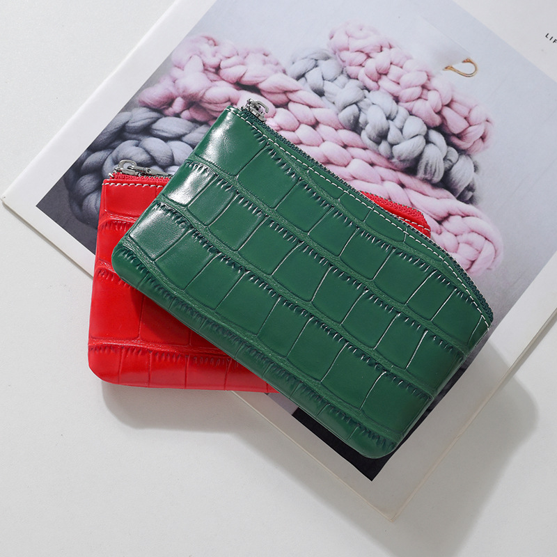 The new crocodile-patterned organ card case features a large capacity and multiple card slots for storing certificates, a card holder for driver's licenses, and a fashionable card holder details Picture