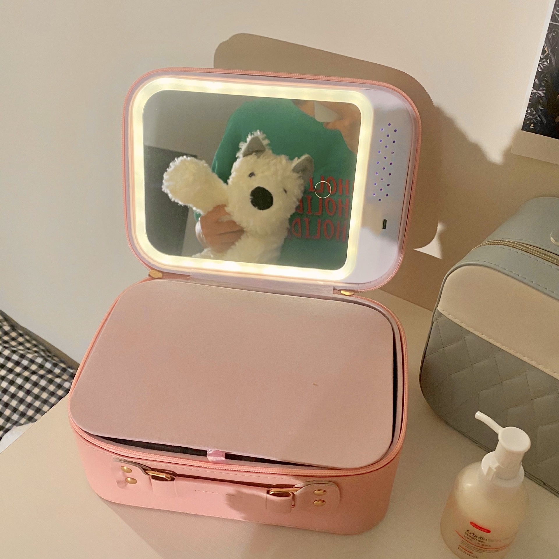 LED light makeup bag, hard makeup box, storage box, travel storage bag, new bestseller for women in 2024 for cross-border trade Item Picture