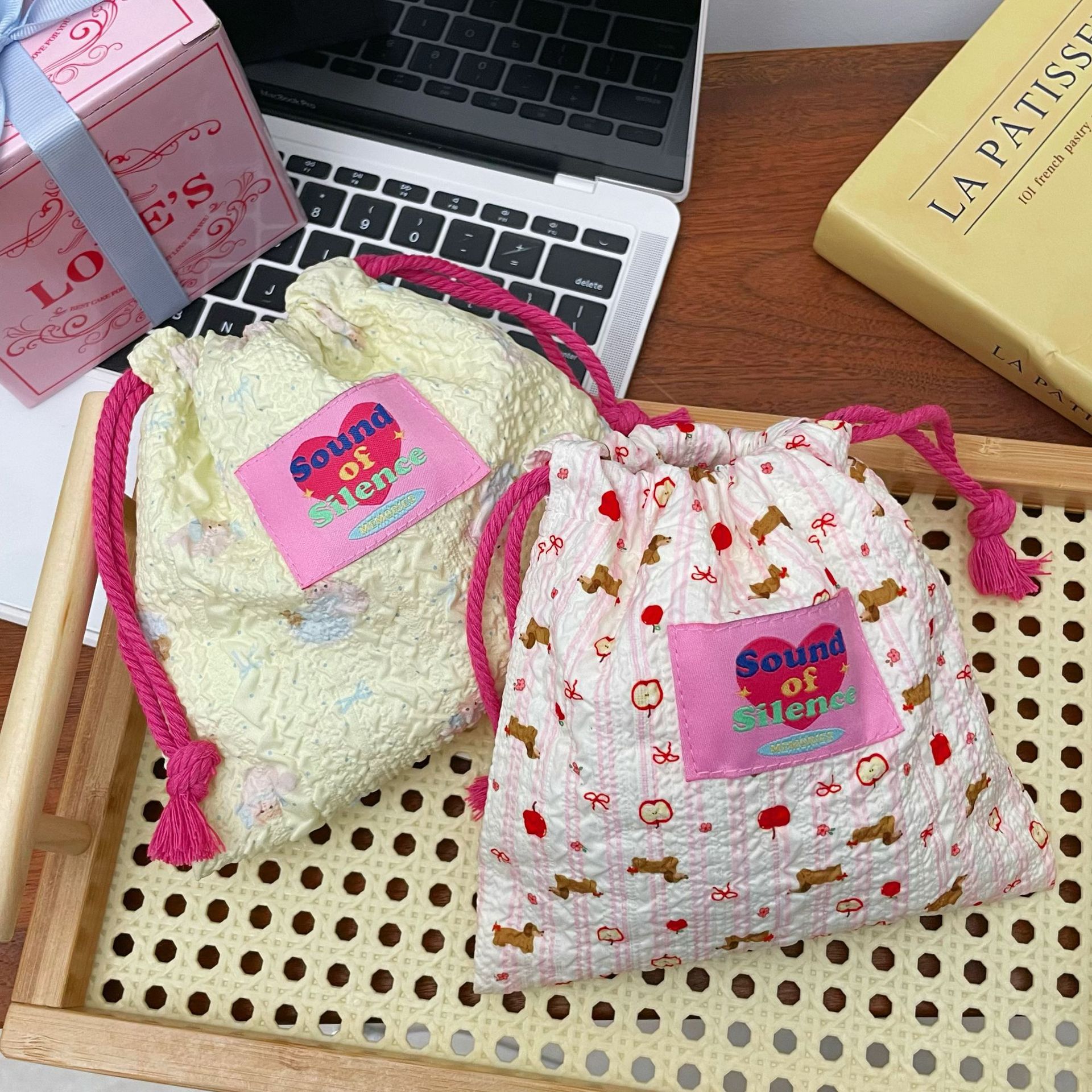 A cute and unique foam storage bag with a drawstring for a girlish heart. It's a small pocket for carrying things around and a red envelope Specification drawing