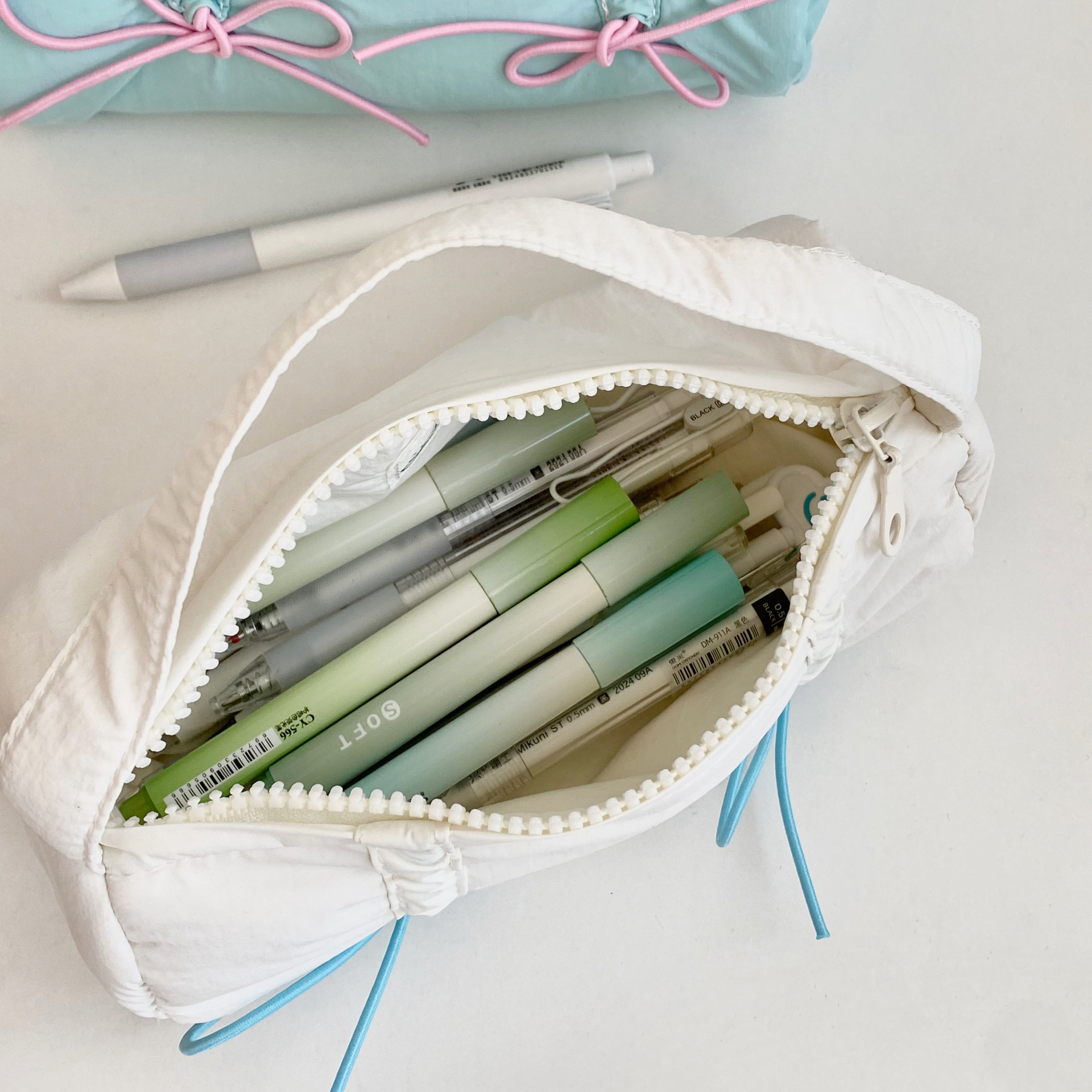 Candy-colored bow pen case, Korean-style high appearance level, large-capacity stationery storage bag for junior and senior high school students, hand-held stationery bag for girls Application Scenario