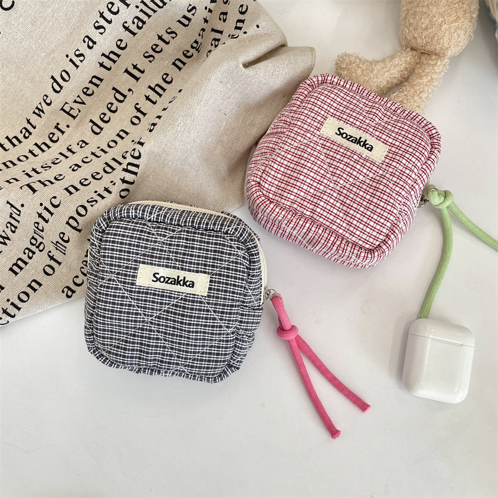 3922 Quilted cotton-padded checkered storage Sanitary Bag, coin bag, Mini Cosmetic bag, Key, miscellaneous items, Student small bag Application Scenario