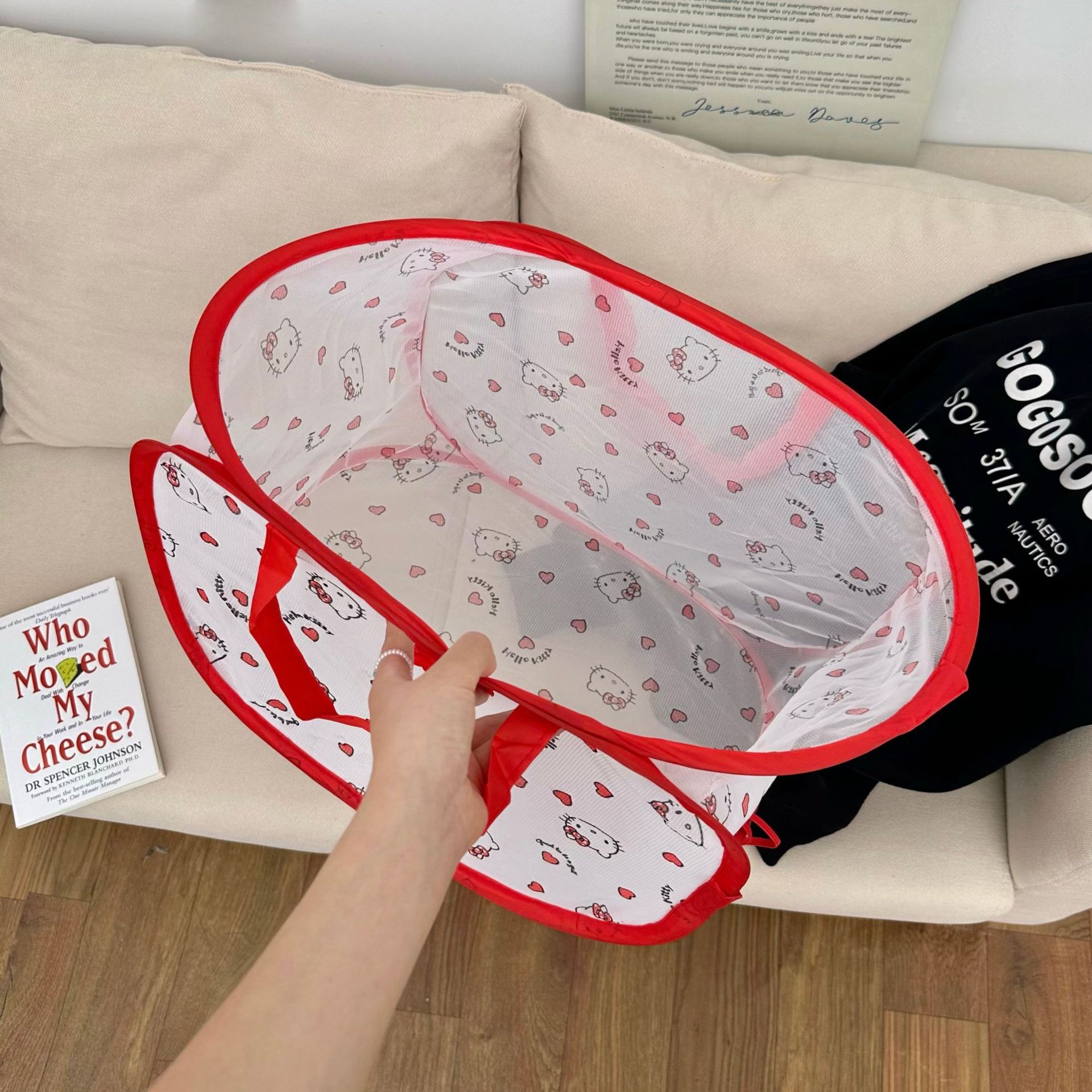 The cute cat-shaped foldable laundry basket is a new home storage wonder for women that doesn't take up much space. It's a laundry basket for dirty clothes Application Scenario