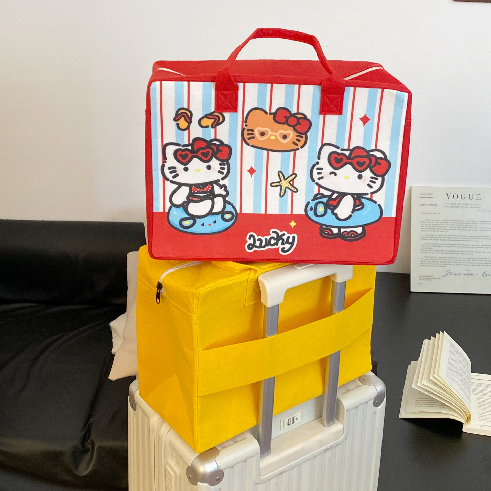 Cute cartoon felt bag, simple and portable travel luggage storage bag, large-capacity hand-held felt bag, and souvenir gift bag details Picture