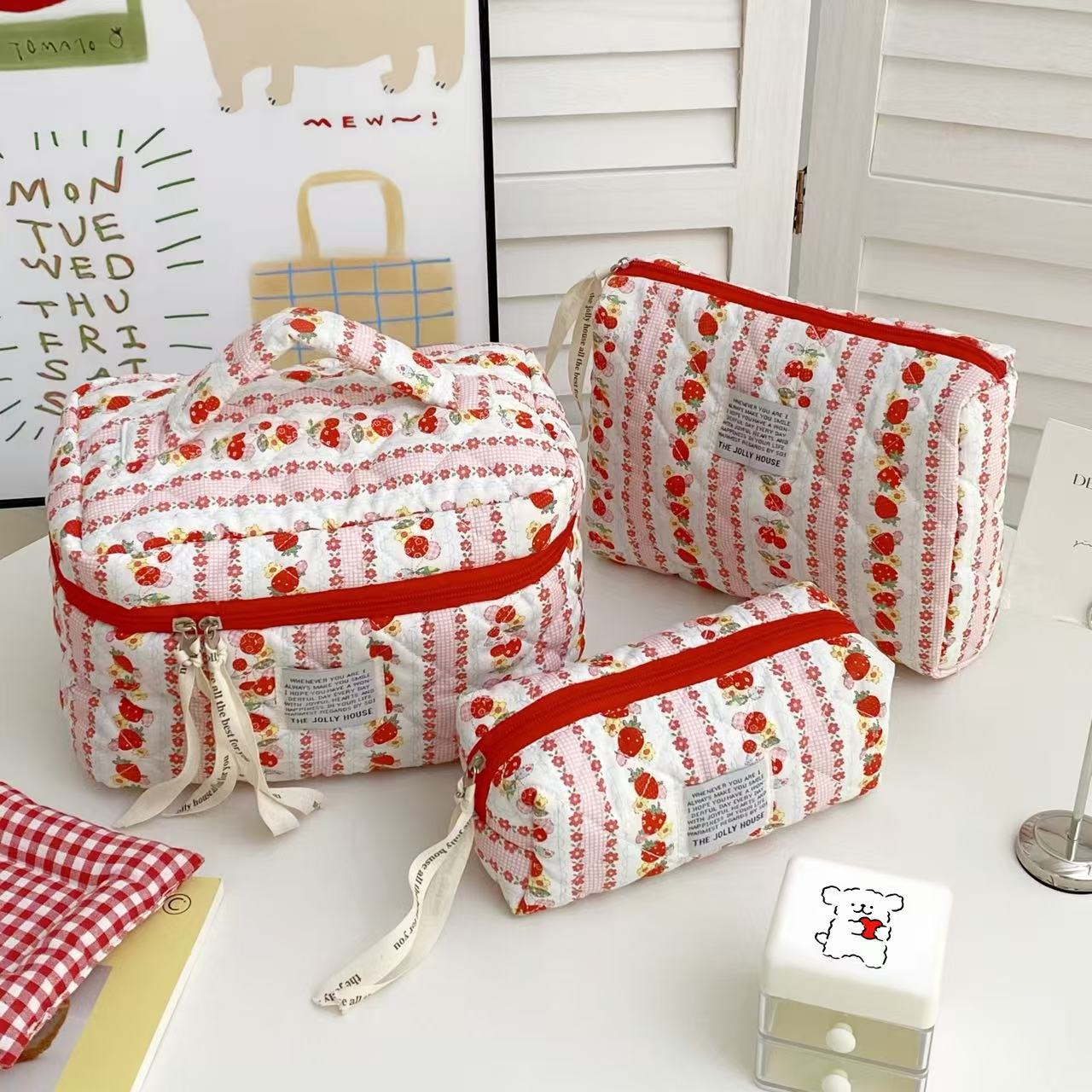 Sweet strawberry makeup bag for women, portable, high appearance level, large capacity, outdoor makeup storage bag, clutch bag, starting from one piece full figure