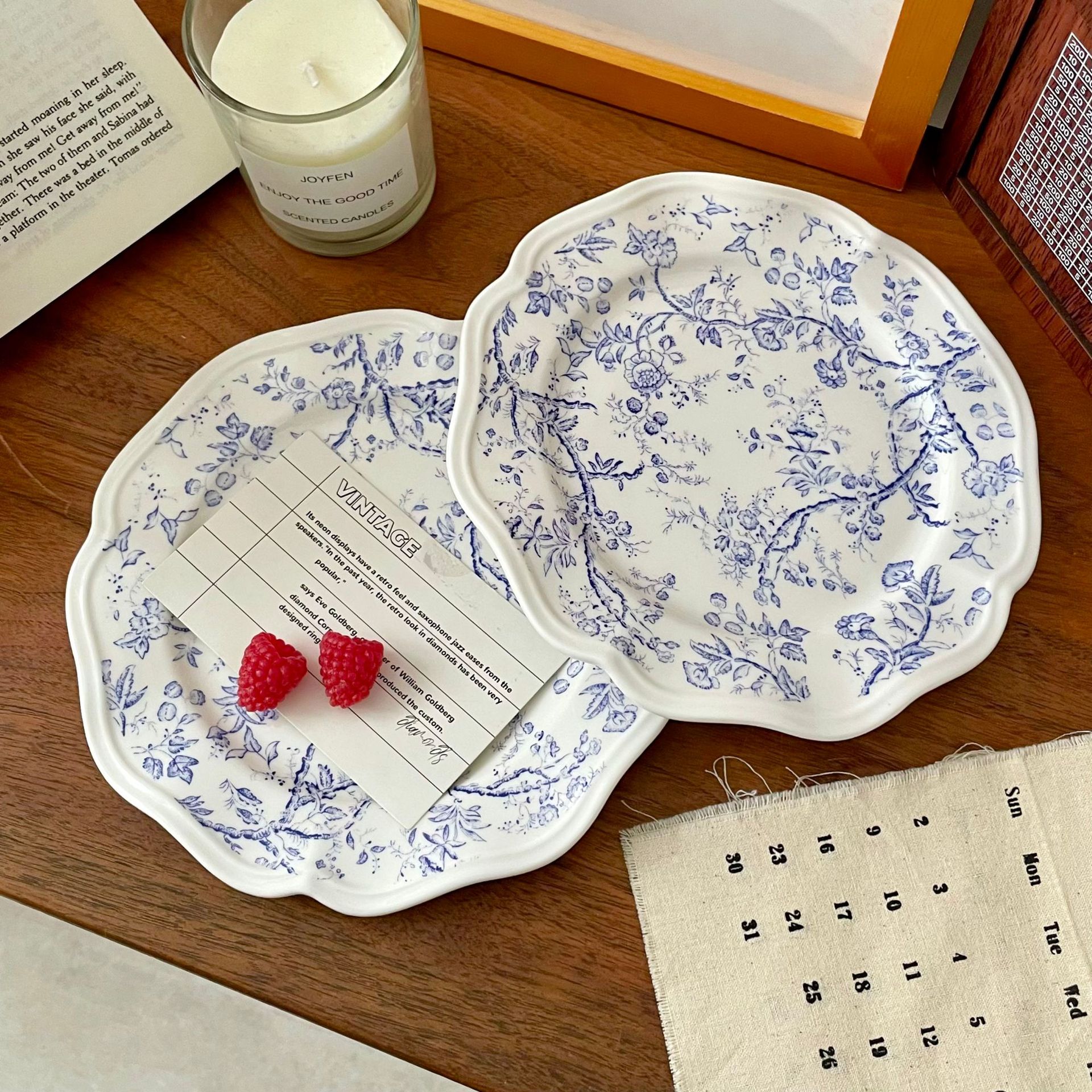 French-style retro blue relief ceramic plate for restaurant kitchen, high appearance level, lace-shaped dessert photo breakfast plate full figure