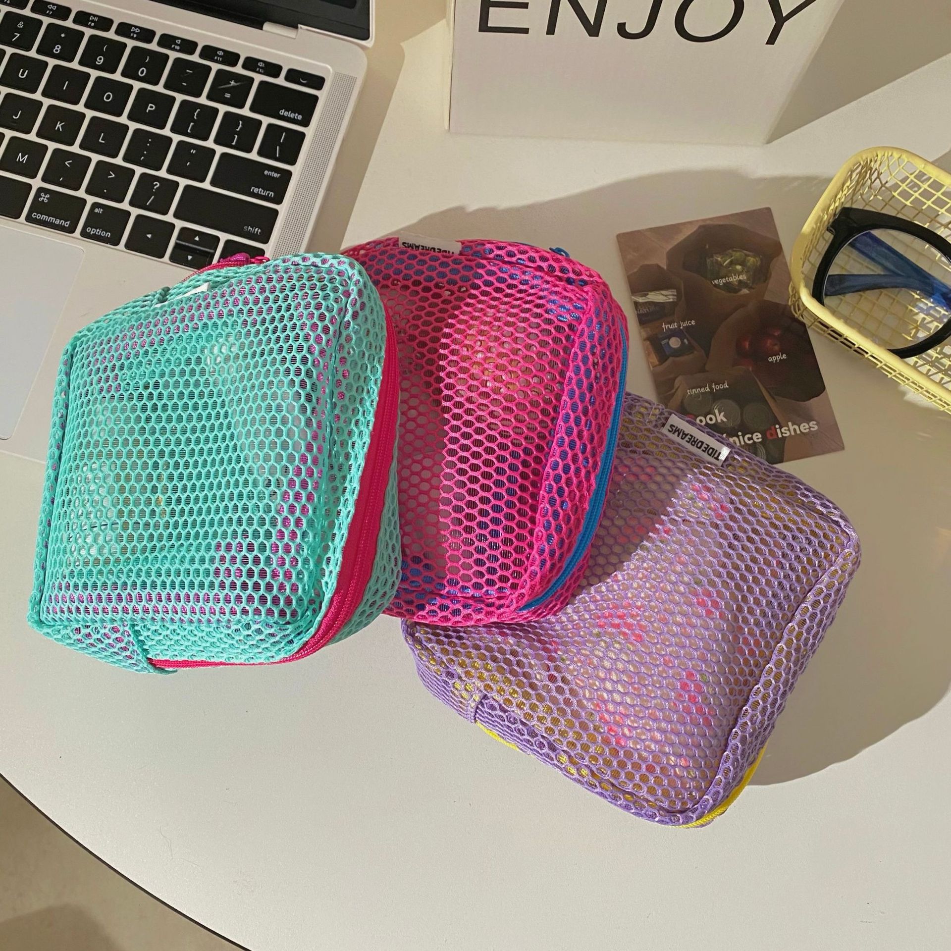 New dopamine-colored tofu bag, large-capacity makeup bag, portable travel cosmetics net format storage bag details Picture