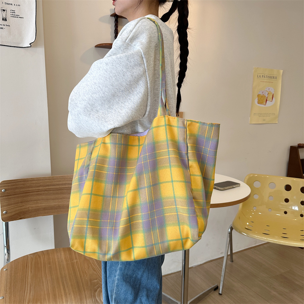 The new 49231 checkered double-sided dual-purpose single-shoulder bag is a fashionable, simple and large-capacity canvas bag for women's work details Picture