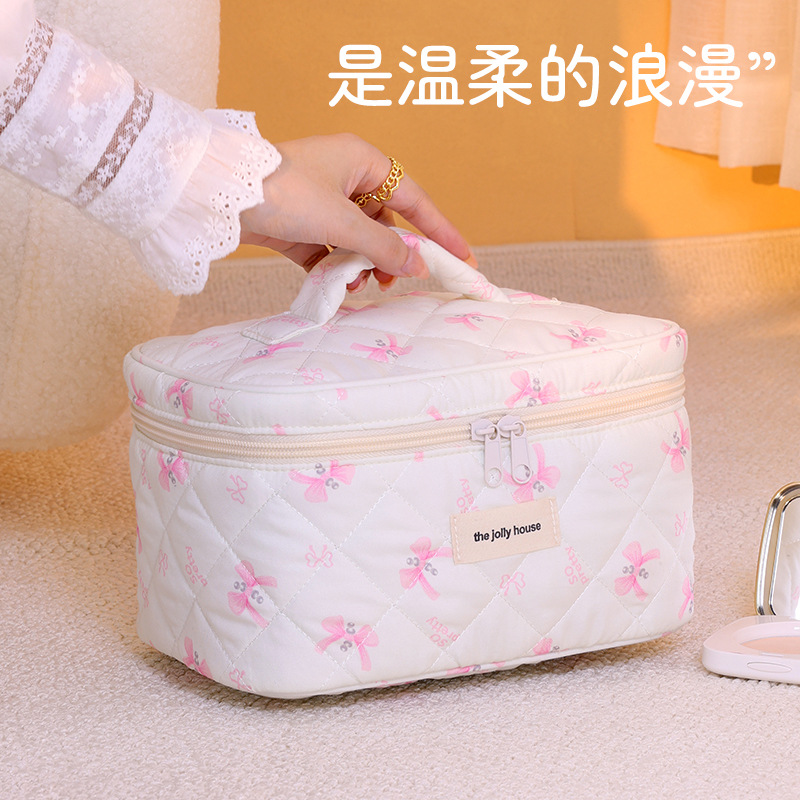 Ins-style cute bow makeup bag, girlish heart, large-capacity skin care product storage bag, portable travel toiletry bag Application Scenario