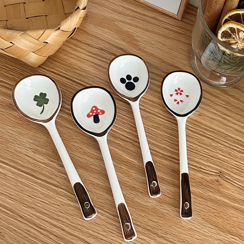 Japanese-style high-quality, cute ceramic spoon, household soup spoon with long handle and round head, for serving soup and porridge, spoon Application Scenario