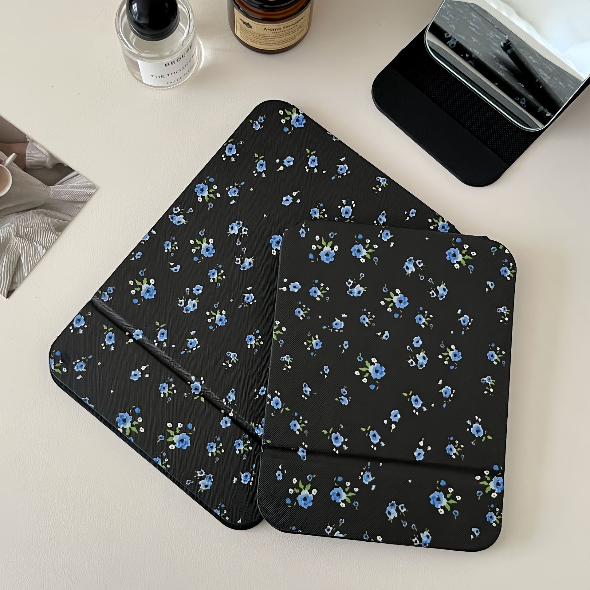 Retro floral folding small mirror, InS-style student dormitory home makeup mirror, table-style dressing mirror, portable mirror Specification drawing