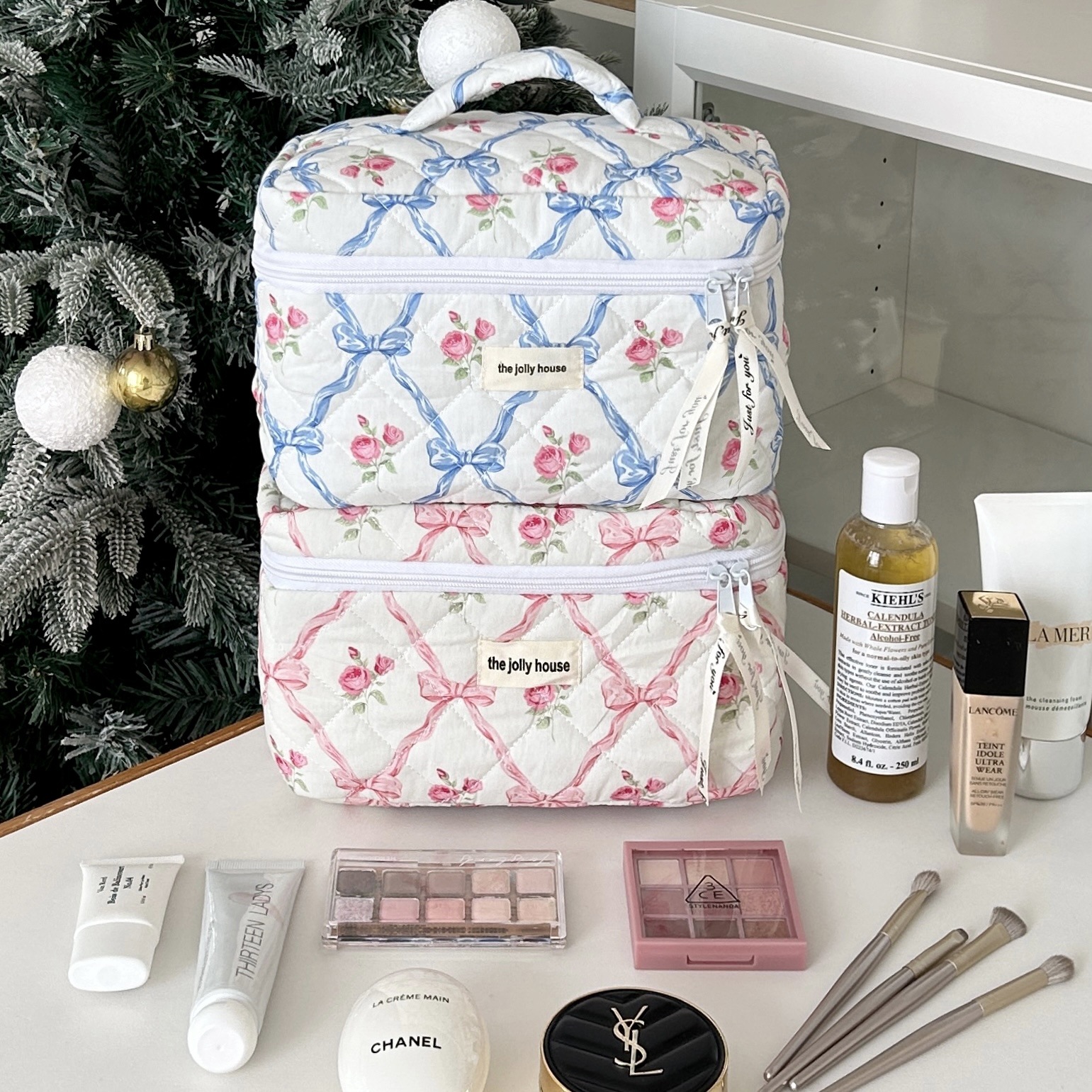 Bow flower makeup bag, women's large-capacity toiletry bag, quilted storage bag, portable skin care product storage bag for going out Item Picture