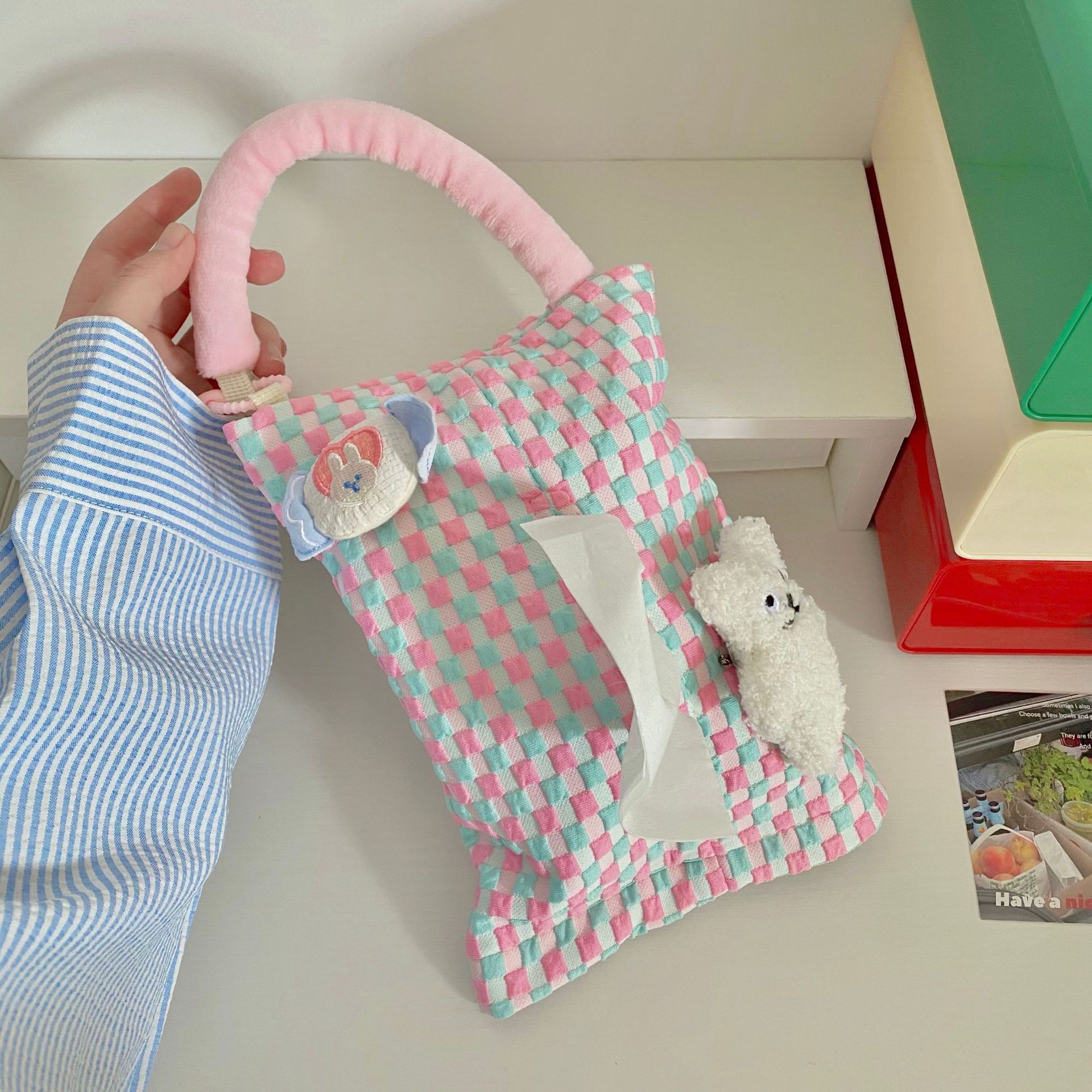 Creative grid car tissue box, fabric high-end feel, car hanging car tissue box, car in-car tissue box hanging bag Application Scenario