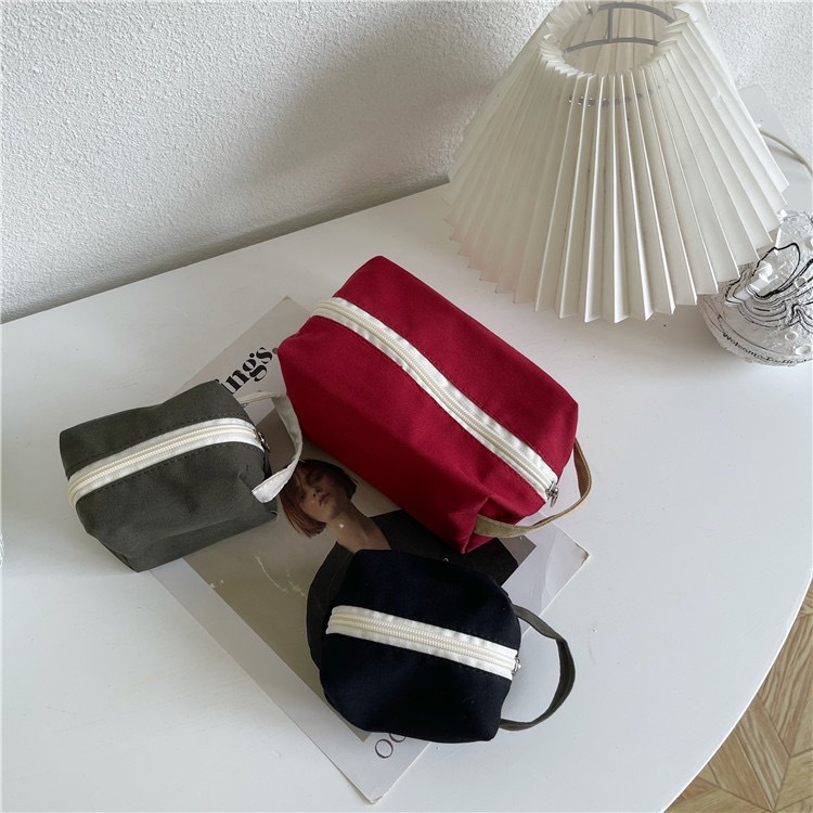 Korean version of Instagram, a niche and simple hand-carried makeup bag for female students, a portable cosmetics and toiletries storage bag for going out Item Picture