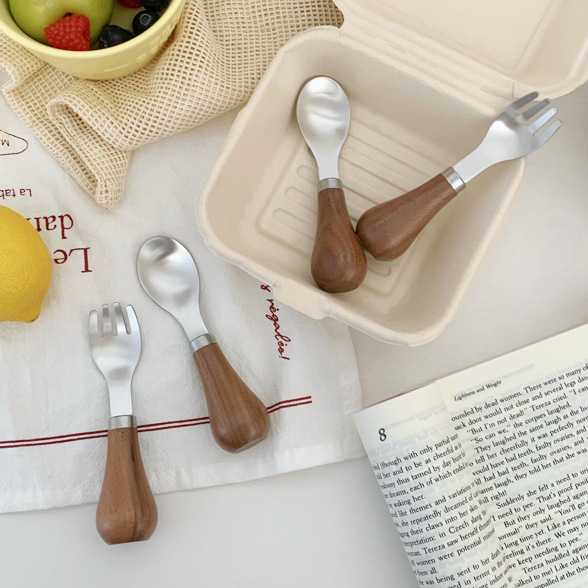 Solid wood walnut 316 matte stainless steel fork and spoon, standing, foodie, cute household tableware, dessert spoon Application Scenario