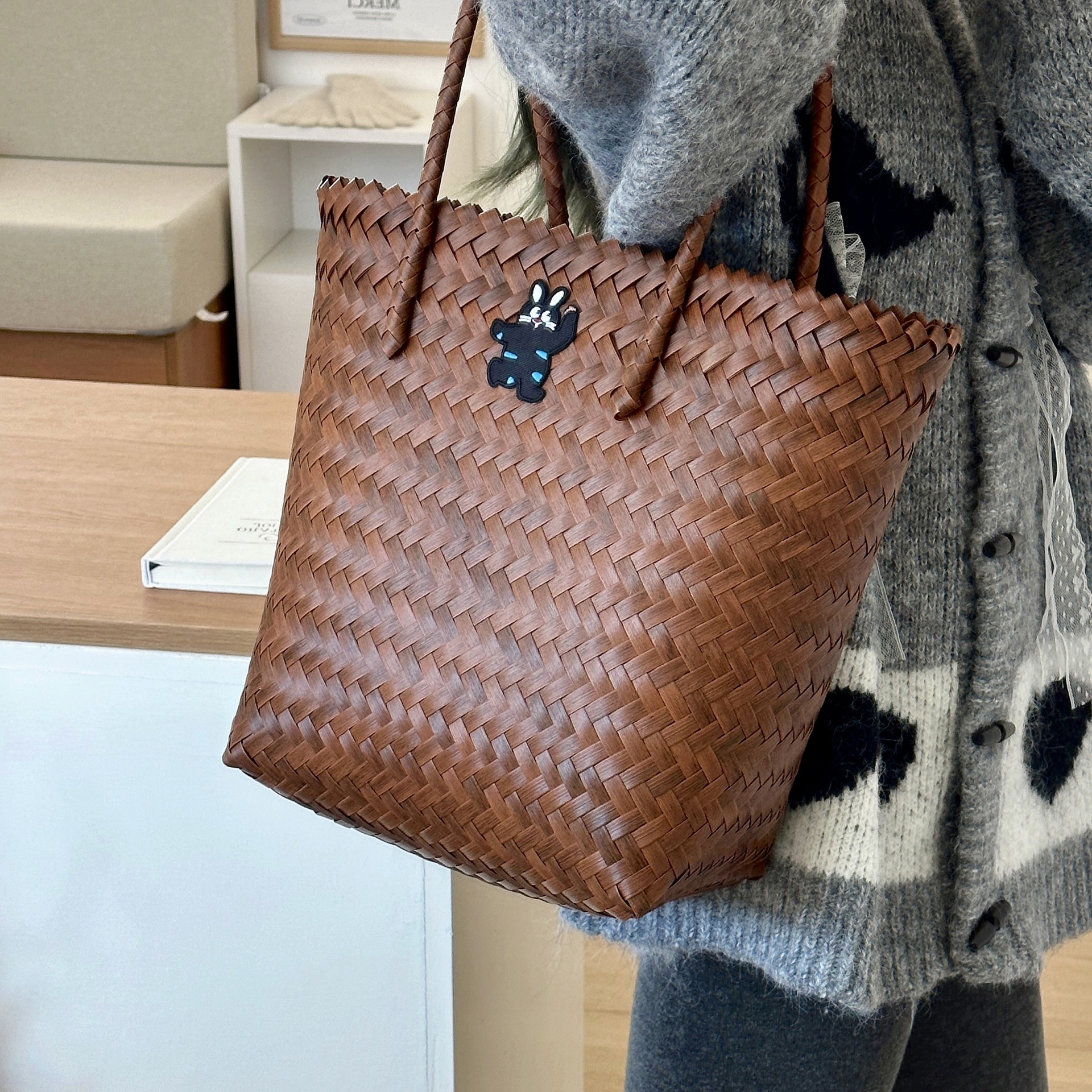 Retro niche woven tote bag, vegetable basket, hand bag, shoulder bag, large-capacity seaside vacation bag, commuter bag for women Application Scenario