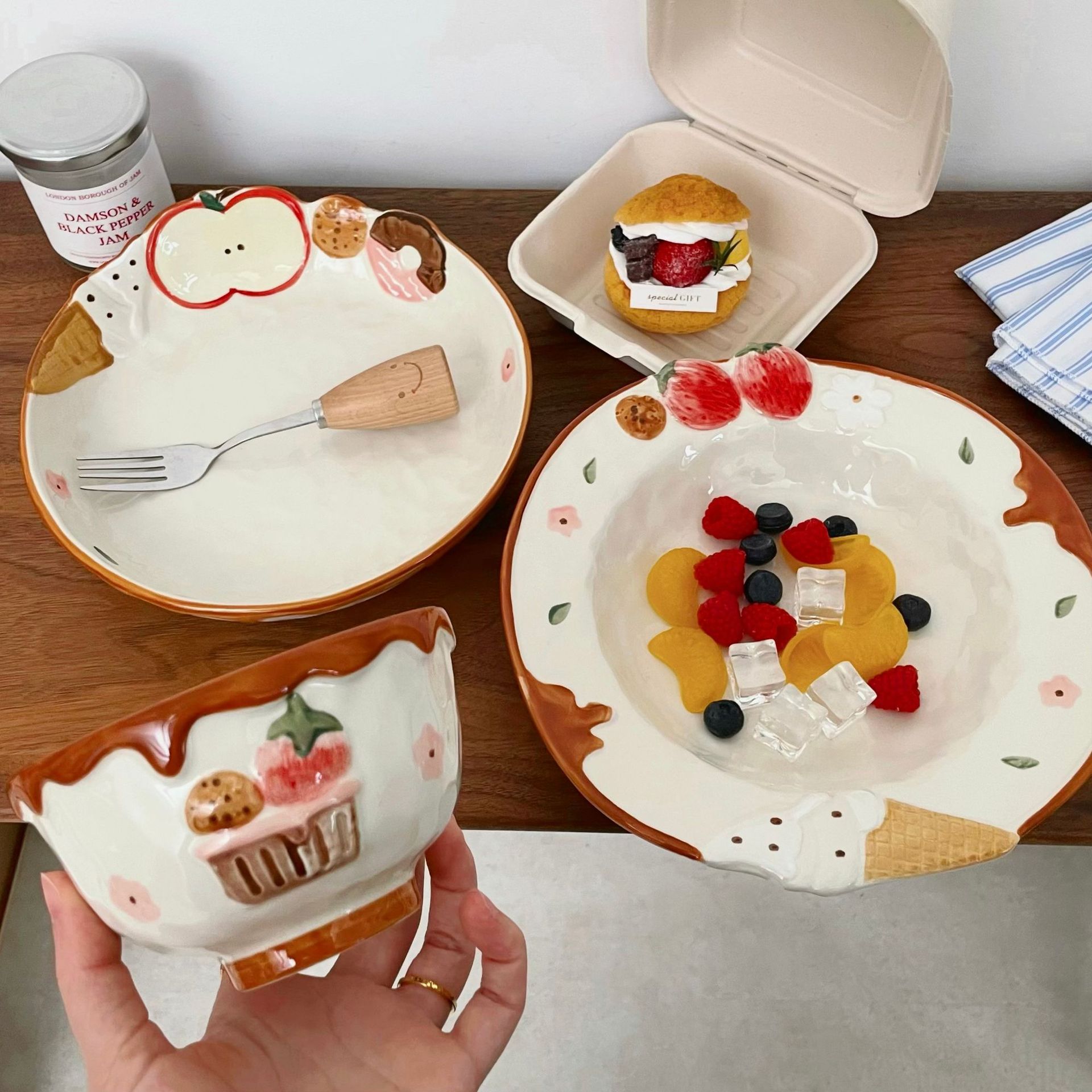 Shanghai-style strawberry ceramic plates, ins, high appearance level, salad plates, deep soup plates, high-end breakfast plates, dessert plates, tableware details Picture