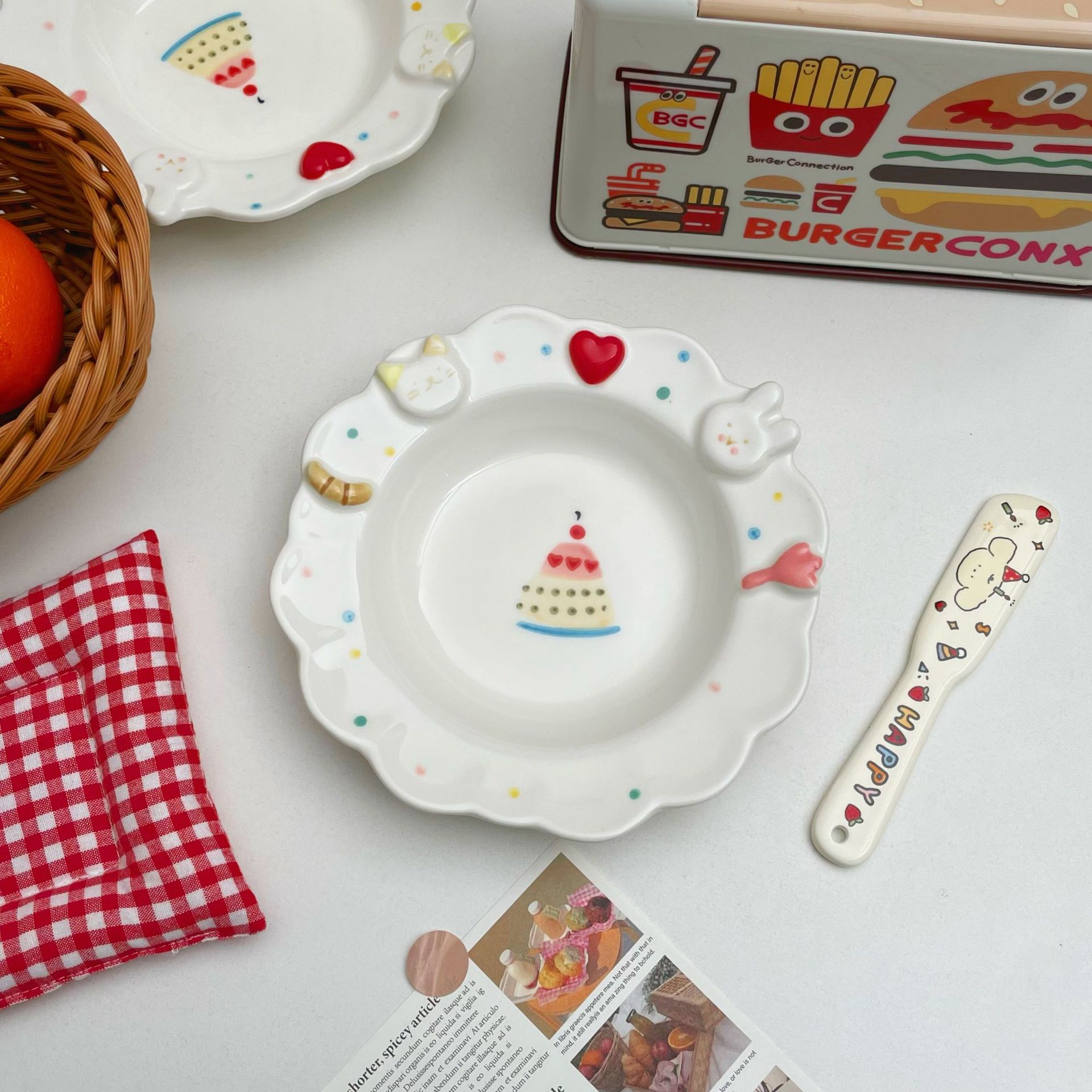 Cute handcrafted lace plate, embossed three-dimensional cat and rabbit ceramic plate, birthday tableware gift, breakfast dessert plate Application Scenario