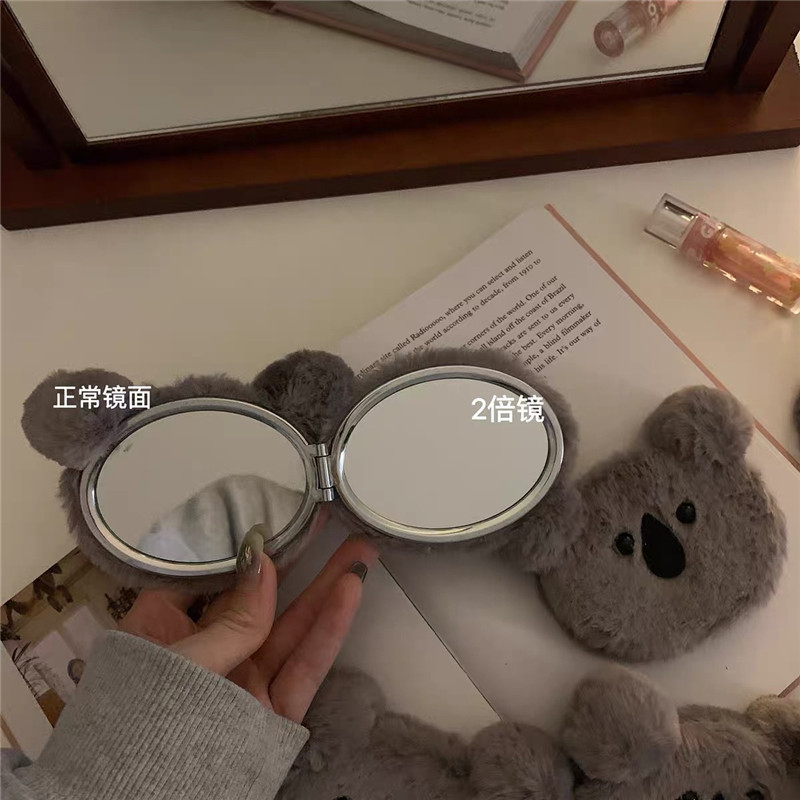 Niche design plush koala makeup mirror, ins portable mini portable mirror, portable touch-up mirror, small round mirror Application Scenario