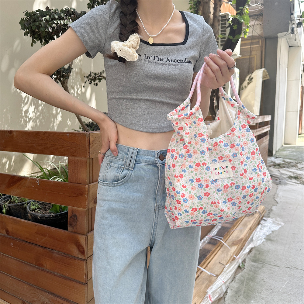 4596 Korean floral canvas bag for women's summer, new large-capacity handbag, thin hand-carry vacation beach bag Application Scenario