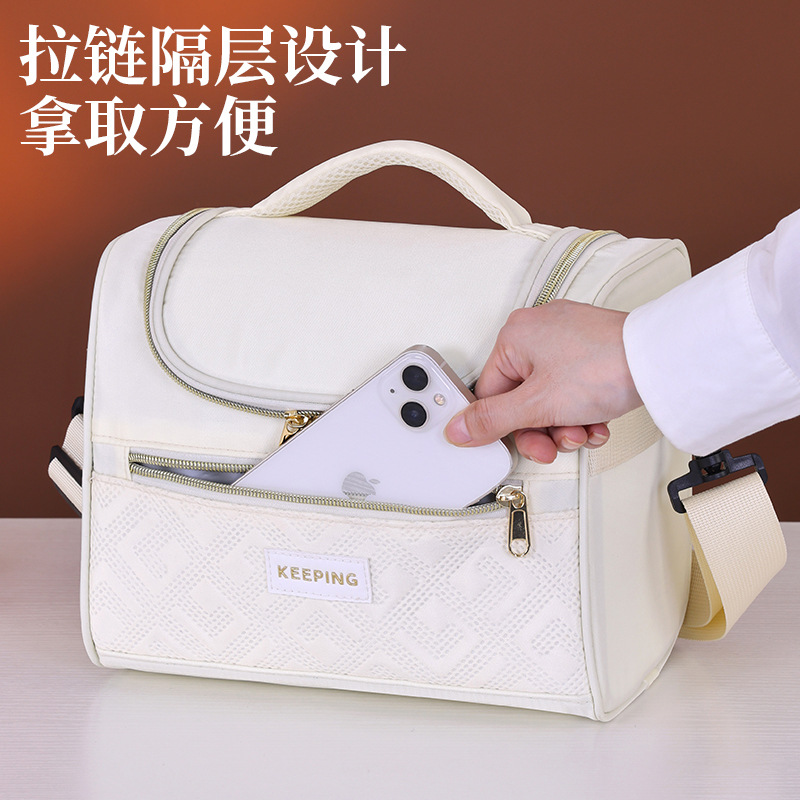 Ge Yun series single-shoulder crossbody lunch box bag, office worker lunch box bag, milk storage thickened single-shoulder picnic insulated bag Application Scenario